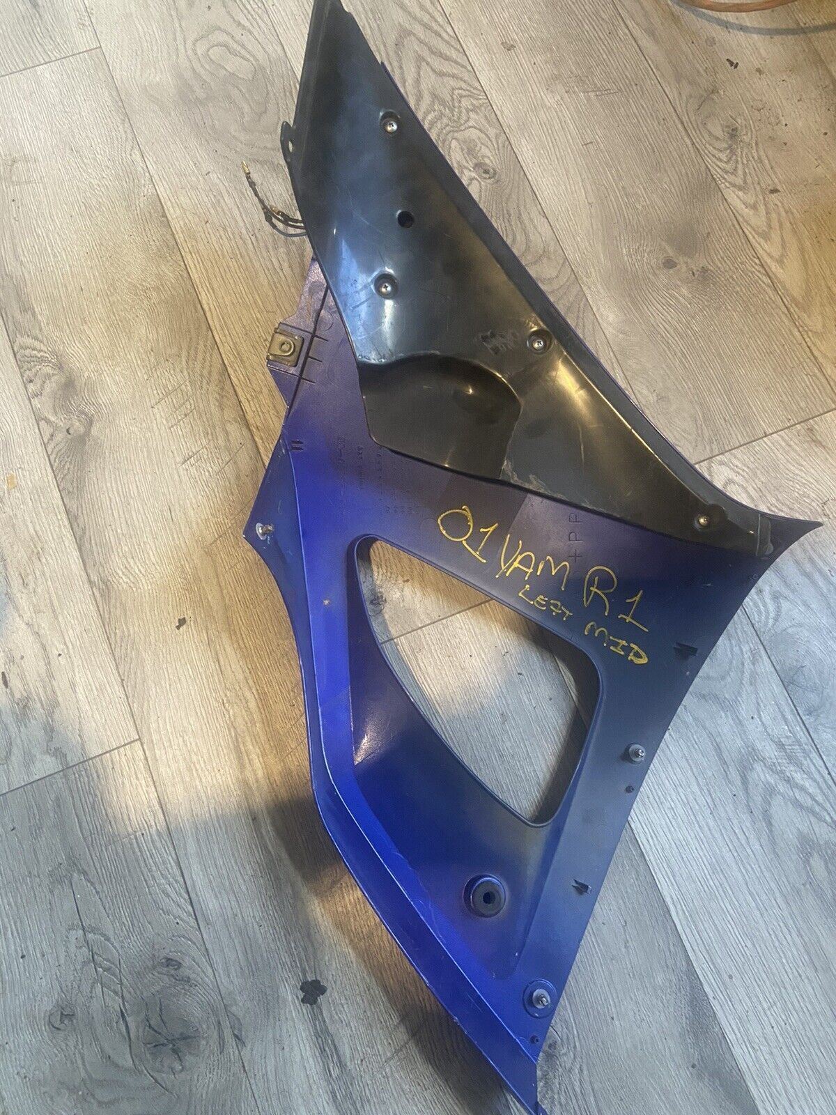 00 01 YAMAHA R1 YZF R1 LEFT FAIRING LEFT MID FAIRING