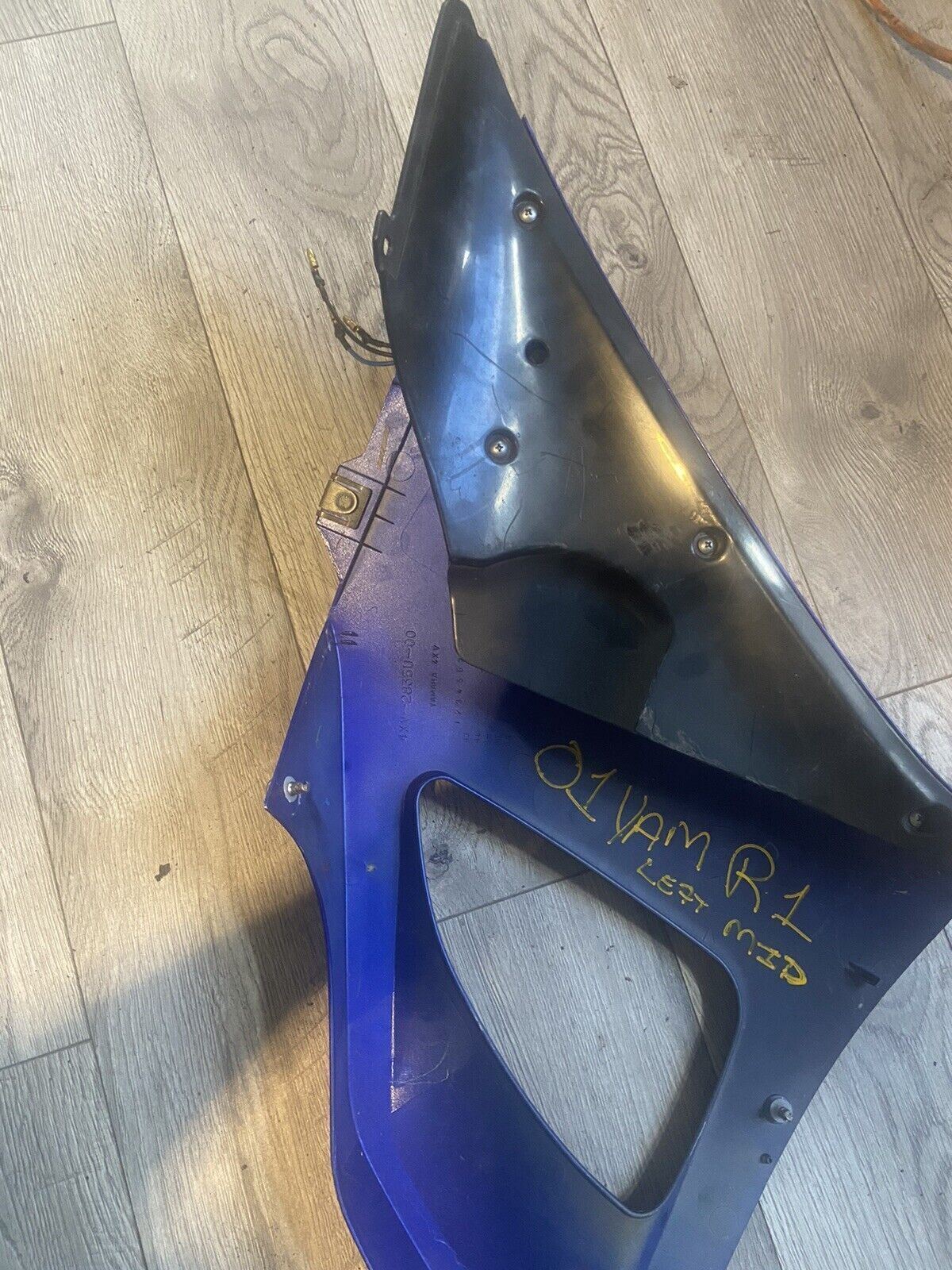 00 01 YAMAHA R1 YZF R1 LEFT FAIRING LEFT MID FAIRING