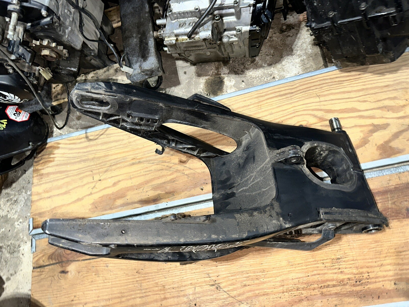 03-05 Yamaha Yzf R6 Rear Swingarm Back Suspension Swing Arm OEM