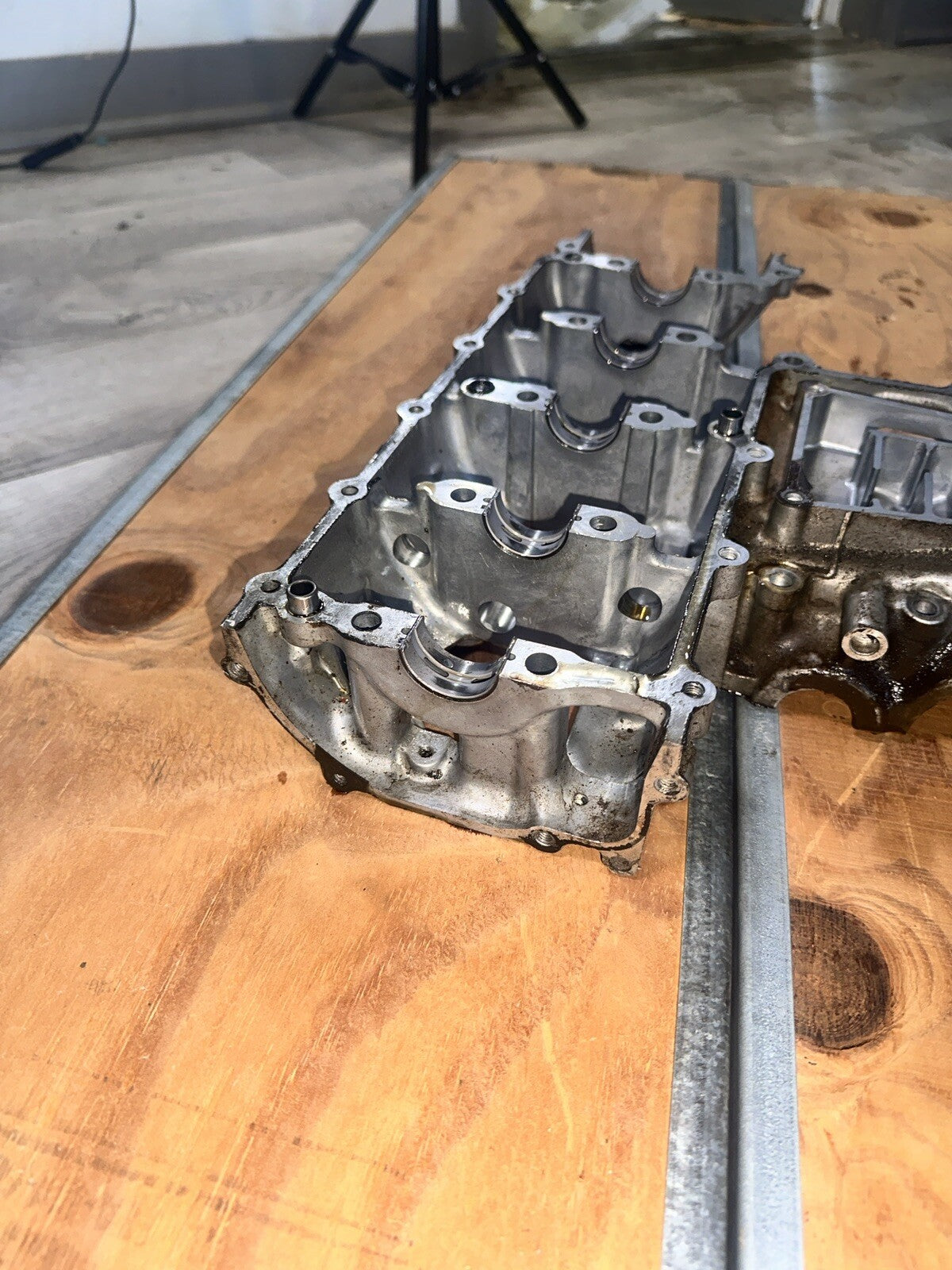 02 SUZUKI GSX-R 600 ENGINE MOTOR BLOCK CASING #2 CASE CASES LOWER MIDDLE CASE