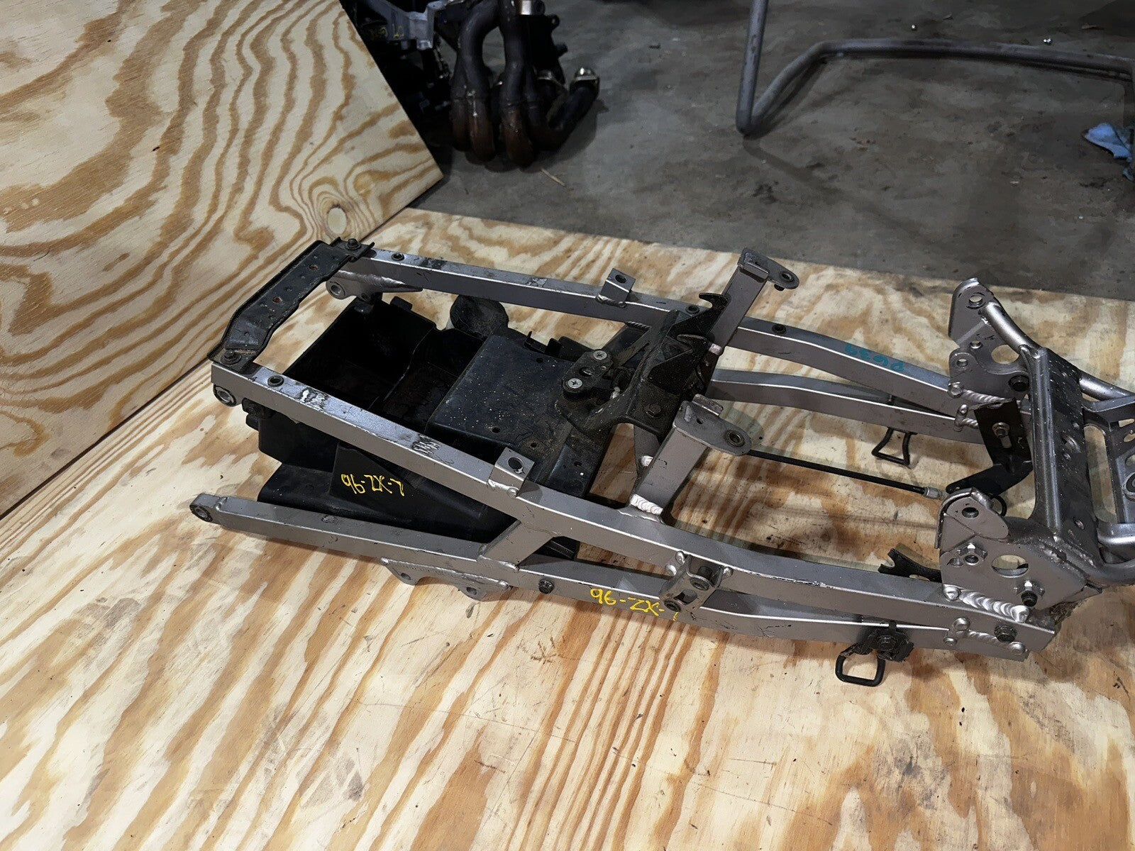 96-03 KAWASAKI NINJA ZX7R REAR SUBFRAME BACK SUB FRAME W BATTERY TRAY - STRAIGHT