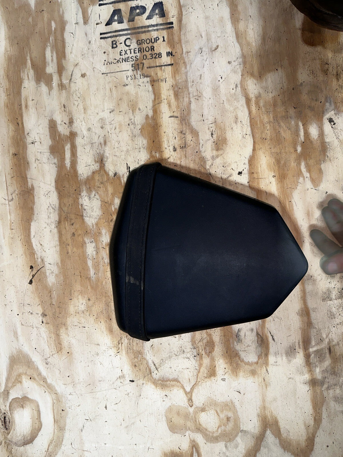 06 07 YAMAHA YZF R6 OEM REAR BACK PASSENGER TANDEM SEAT PAD SADDLE PILLION