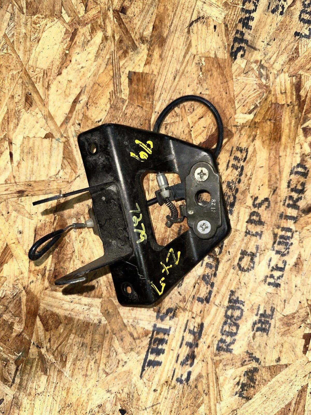 2000 Kawasaki Ninja ZX7R ZX750P SEAT LATCH MOUNT BRACKET LOCK ZX 750 00