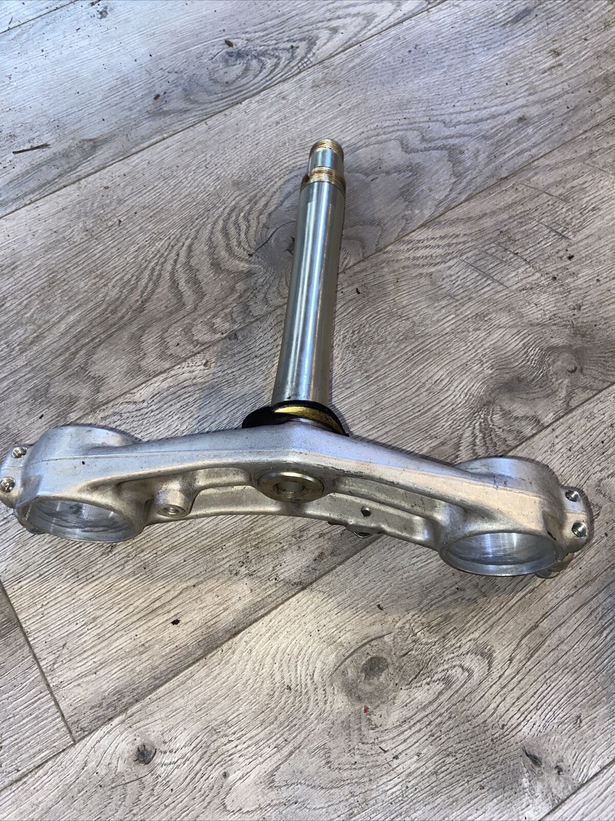 96 97 98 99 00 SUZUKI GSXR 600 OEM BOTTOM LOWER CLAMP TRIPLE TREE STEM