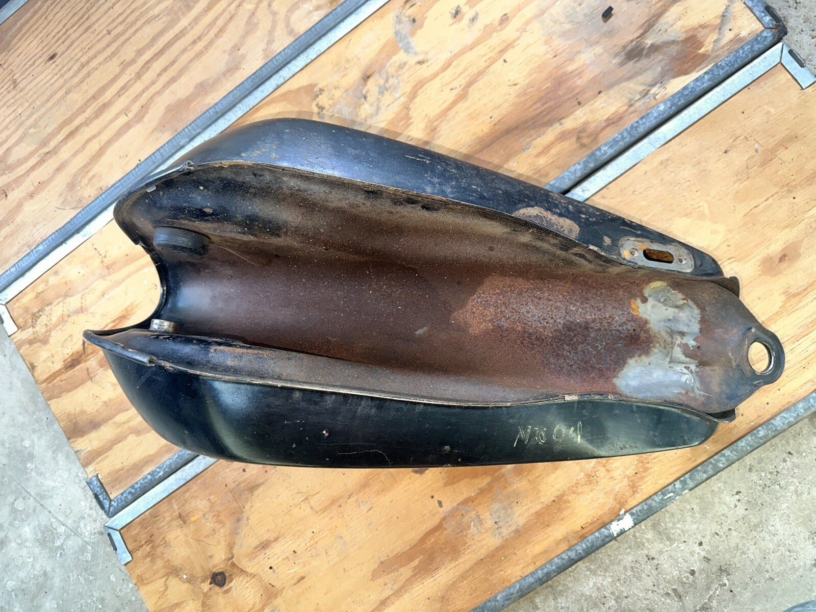 1978 Yamaha XS 650 Gas Fuel Tank 2F0-24110-00-01 1978