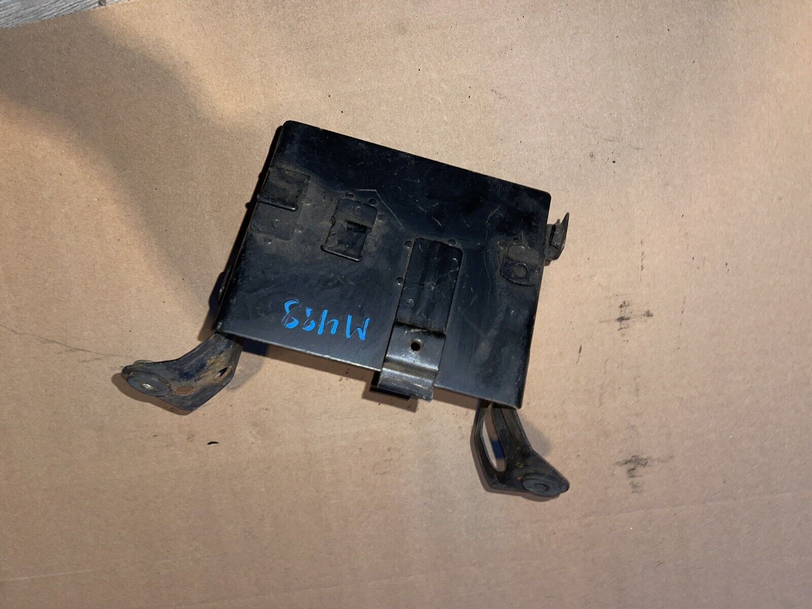 1988 SUZUKI GSX 600 F KATANA BATTERY TRAY HOLDER SUPPORT BRAKET OEM GSX600 88
