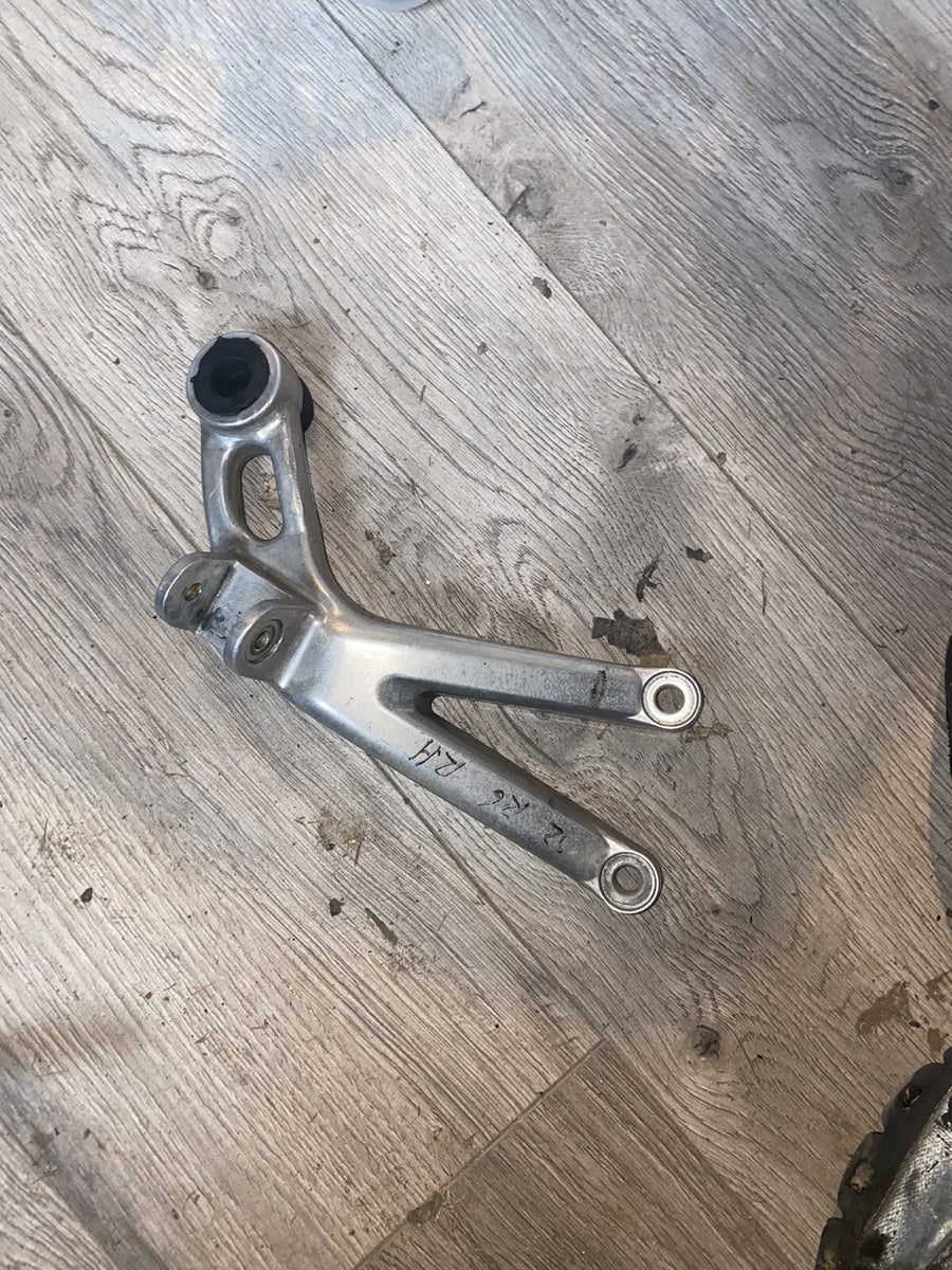 2002 Yamaha YZF R6 R6R OEM Rear Right RH Foot Peg Rest Bracket Hanger