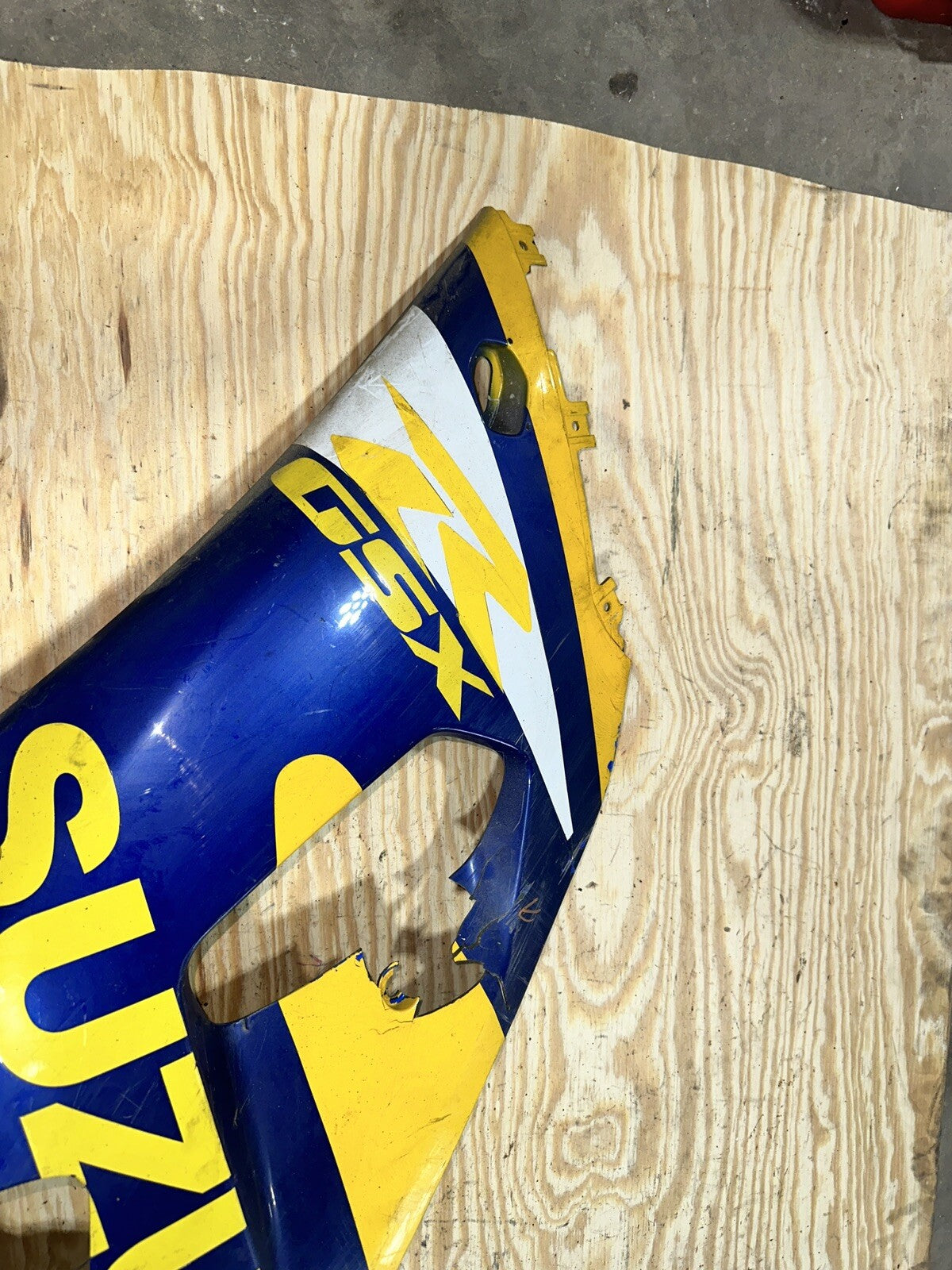 01-03 Suzuki GSXR 600-750 Left Side Fairing Cracked