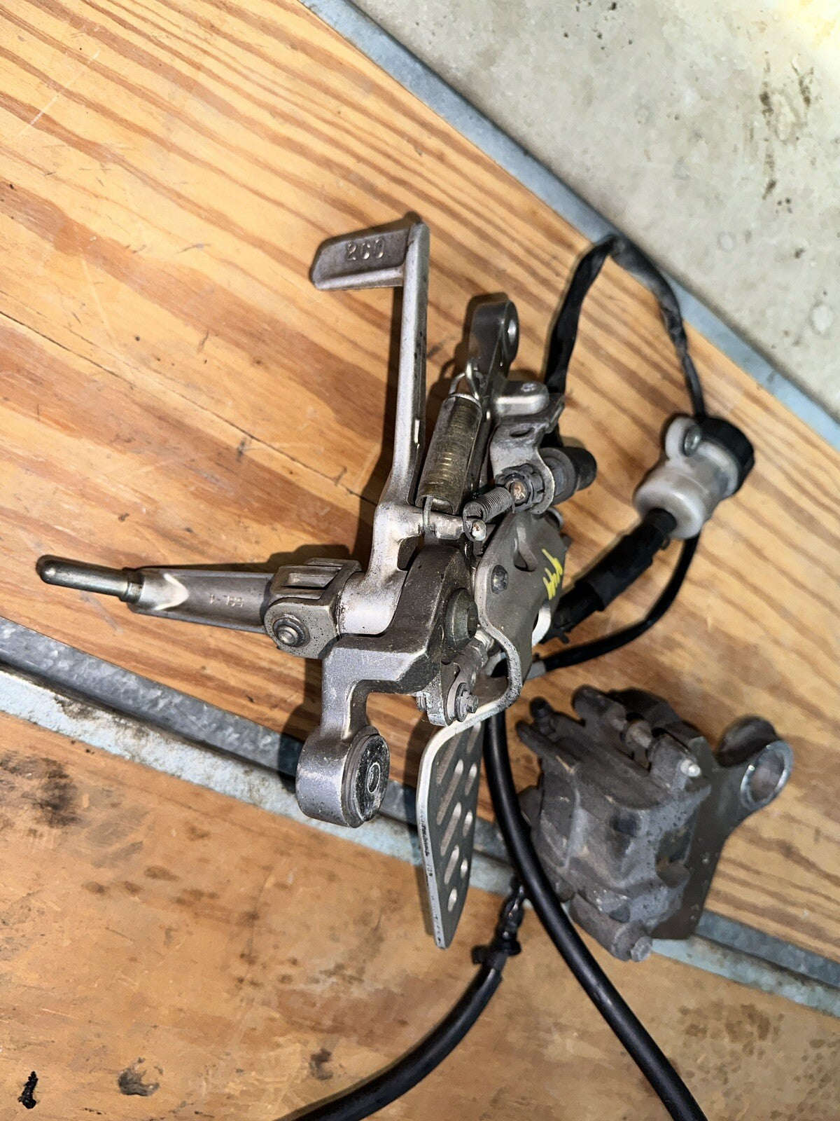 06 07 08 09 10 11 12 13 14 15 16 R6 R6R YAMAHA RIGHT REARSET CALIPER FOOT PEG