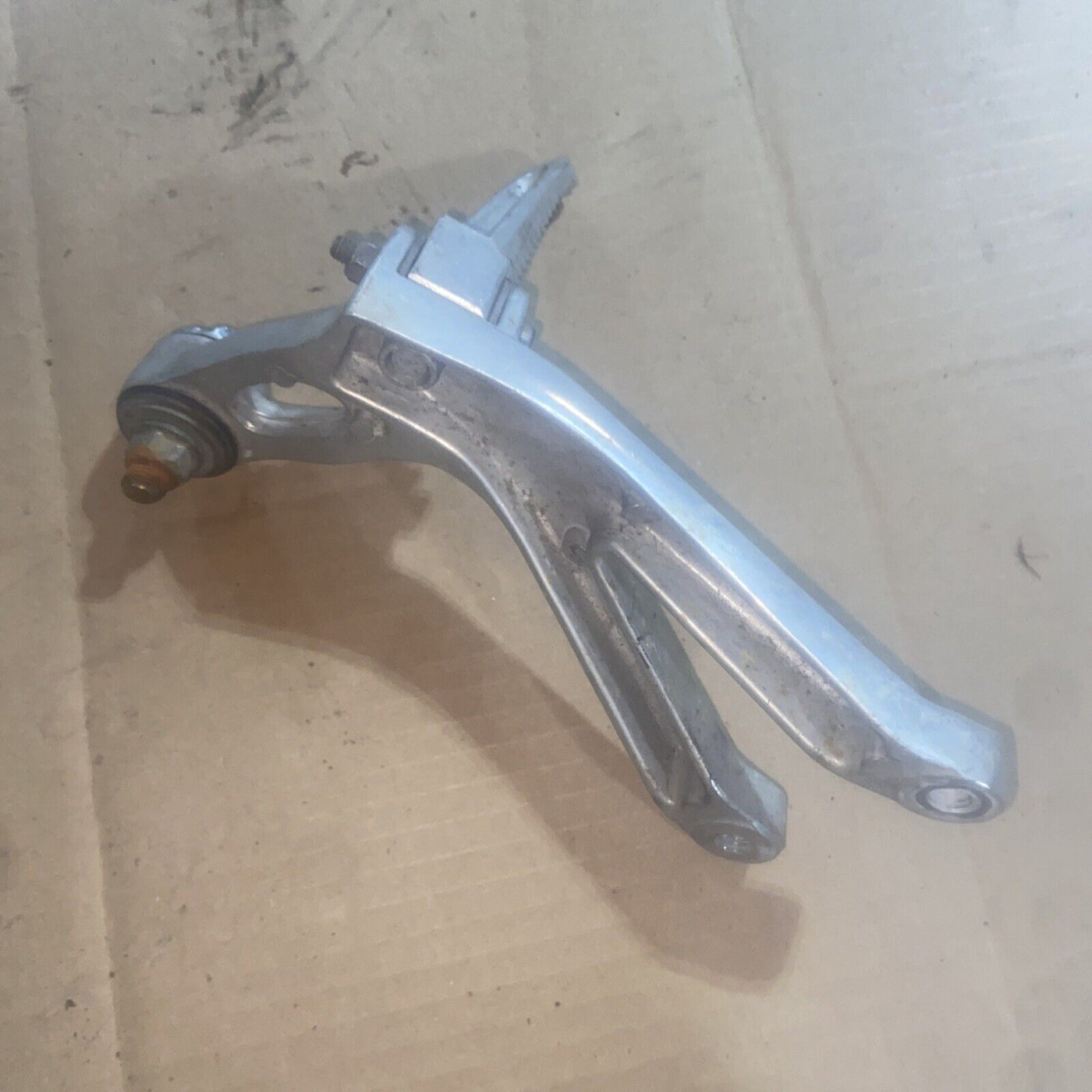 1999 YAMAHA YZF600 R6 RIGHT HAND REAR FOOT REST / HANGER / PEG