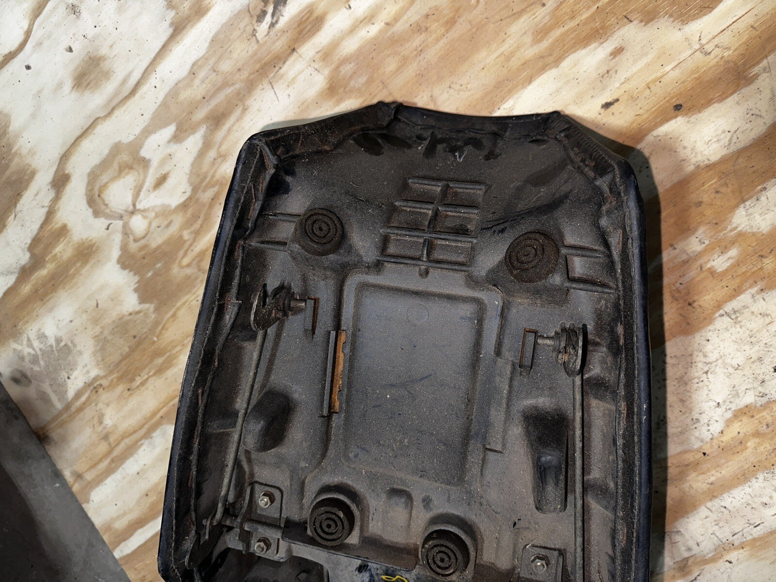 Yamaha 920 VIRAGO XV920 CHAIN DRIVE Seat Base Unit 1981