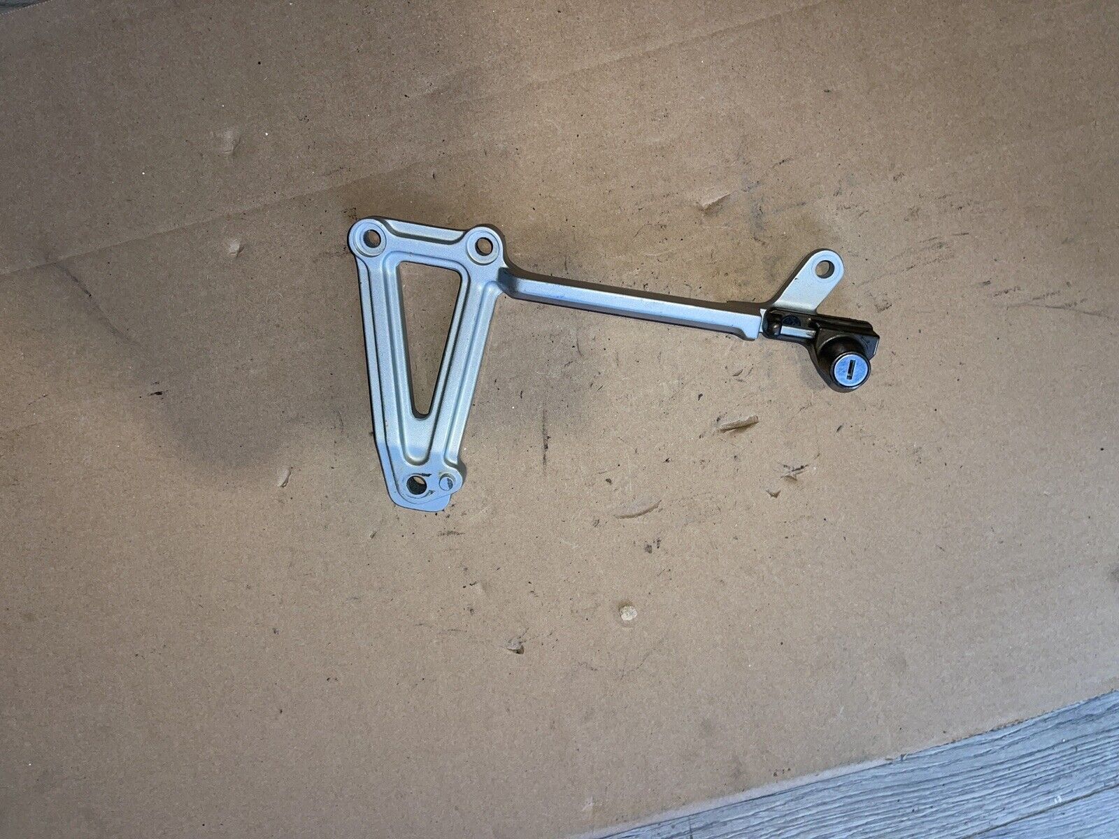 2007 KAWASAKI EX 250 NINJA PASSENGER REAR FOOT PEG W/MOUNT BRACKET OEM EX250 07