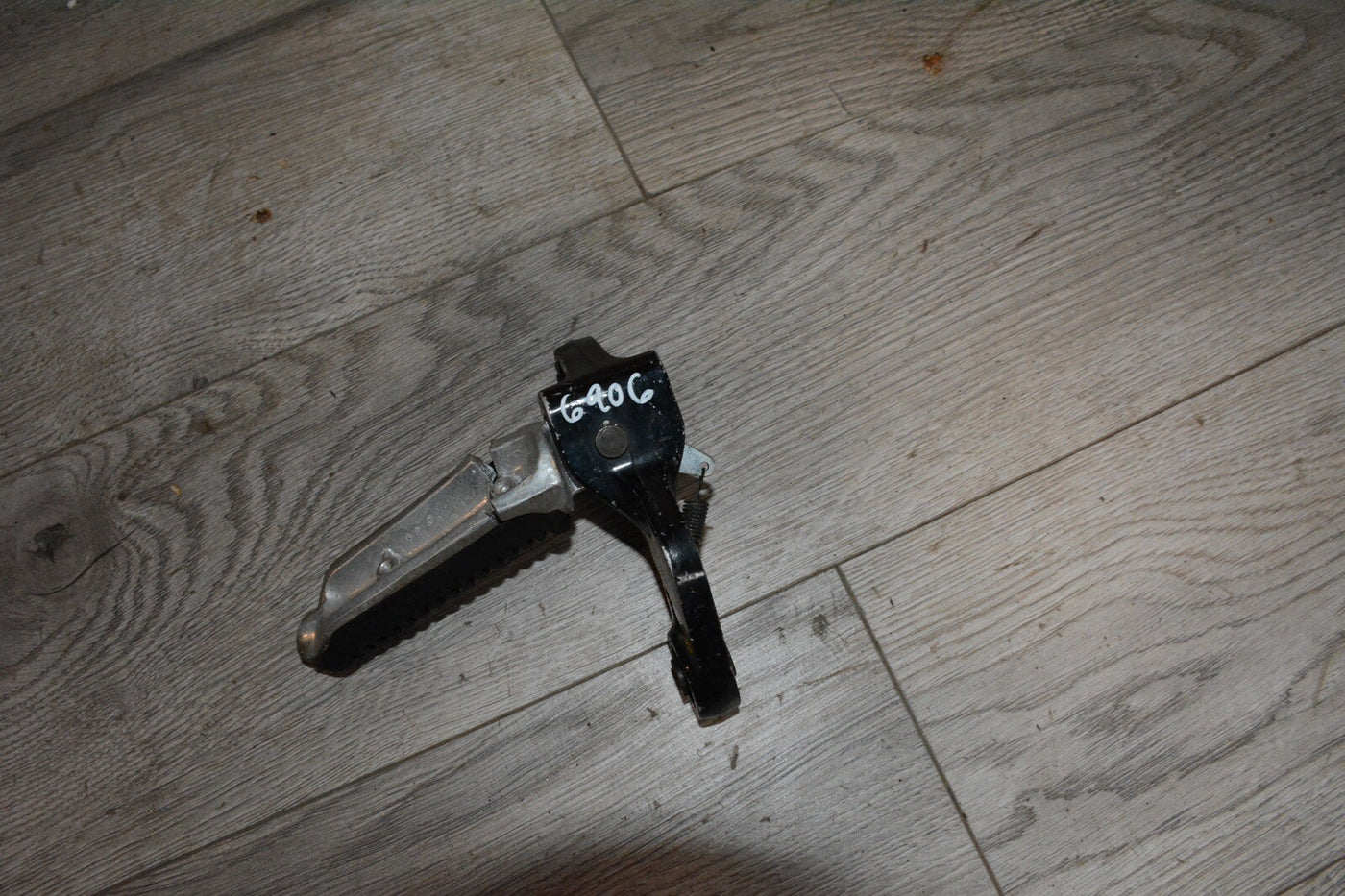 91 SUZUKI GSX600 GSX 600 KATANA FOOT PEG & BRACKET, FRONT RIGHT
