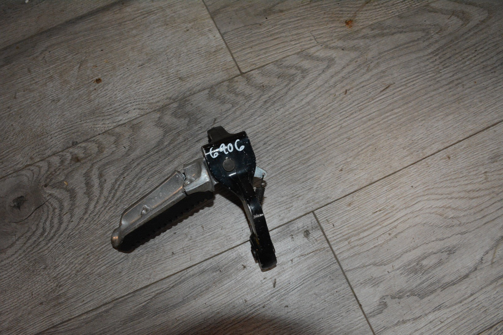 91 SUZUKI GSX600 GSX 600 KATANA FOOT PEG & BRACKET, FRONT RIGHT