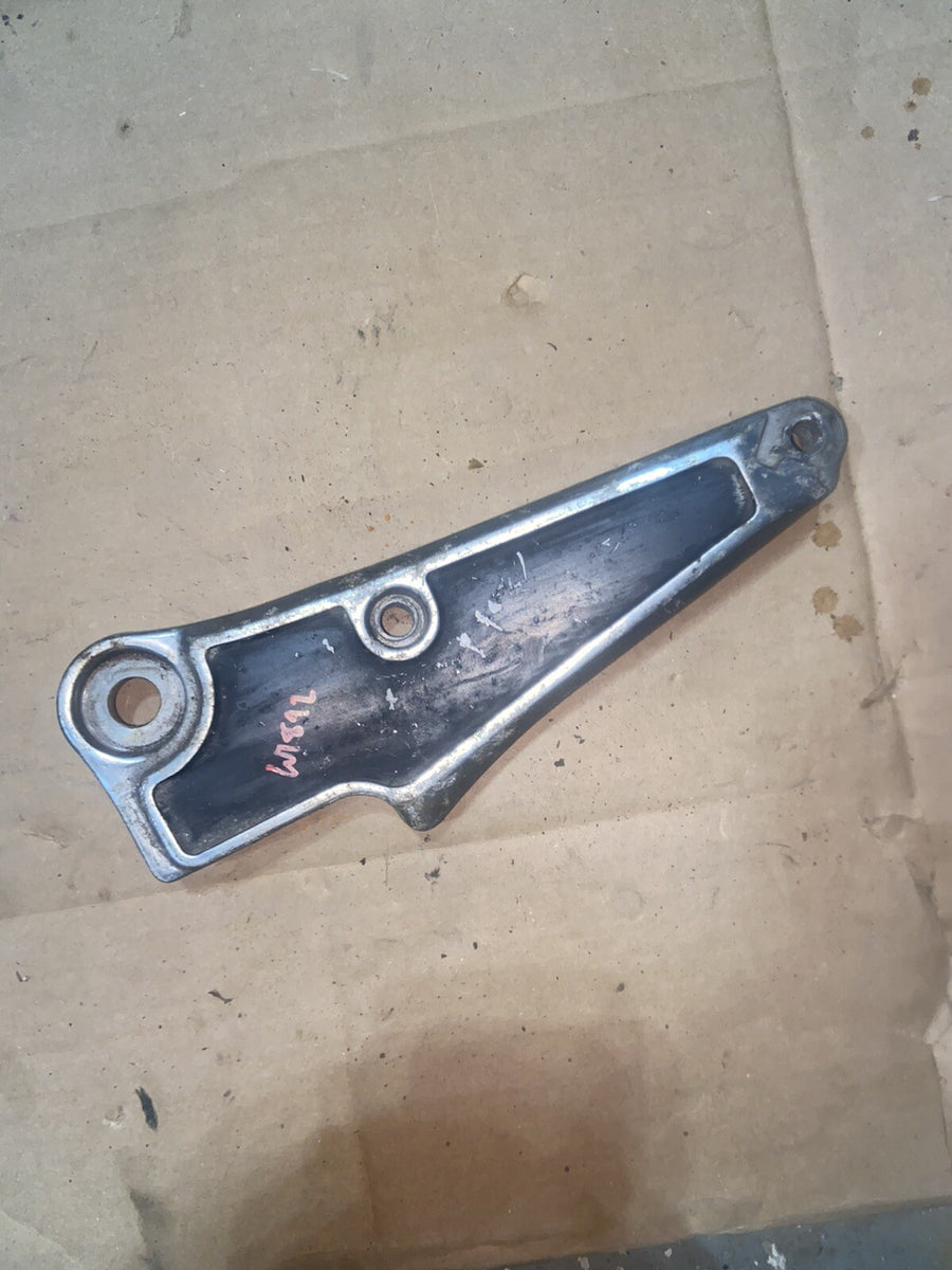 SUZUKI 80 81 82 83 GS1100 GS 1100 E Left SIDE FOOT PEG BRACKET MOUNT PLATE OEM