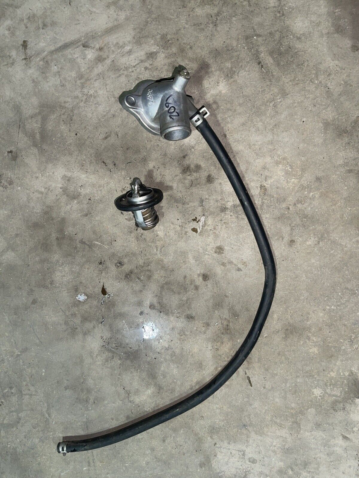 Suzuki GSXR 600 750 01 02 03 THERMOSTAT HOUSING COVER