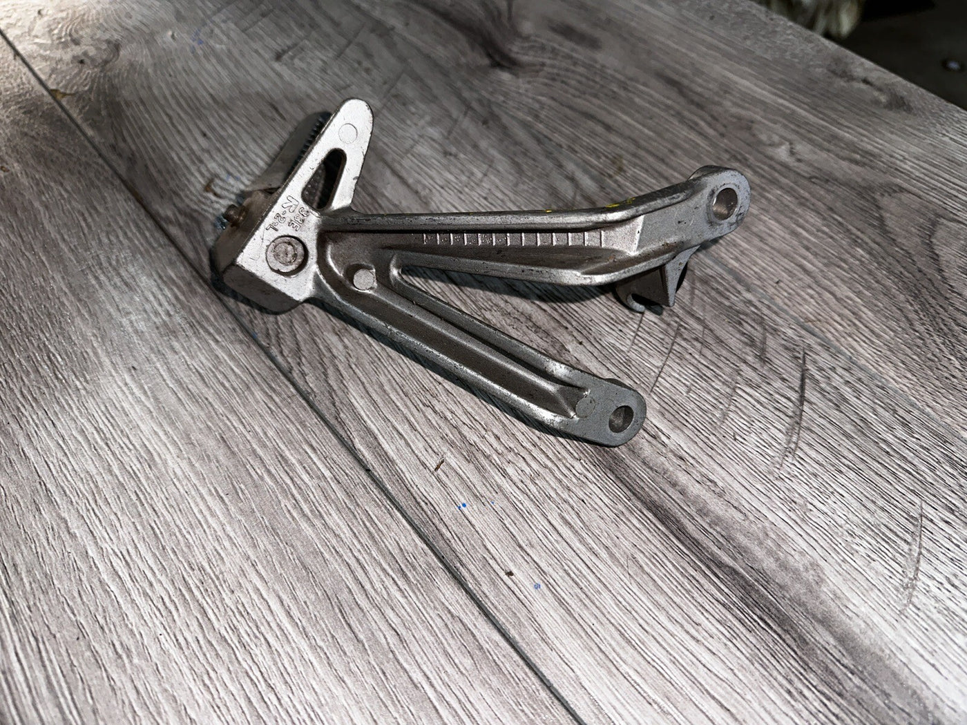 98-99 Suzuki GSXR 750 GSXR750 Rear Left Passenger Peg Bracket