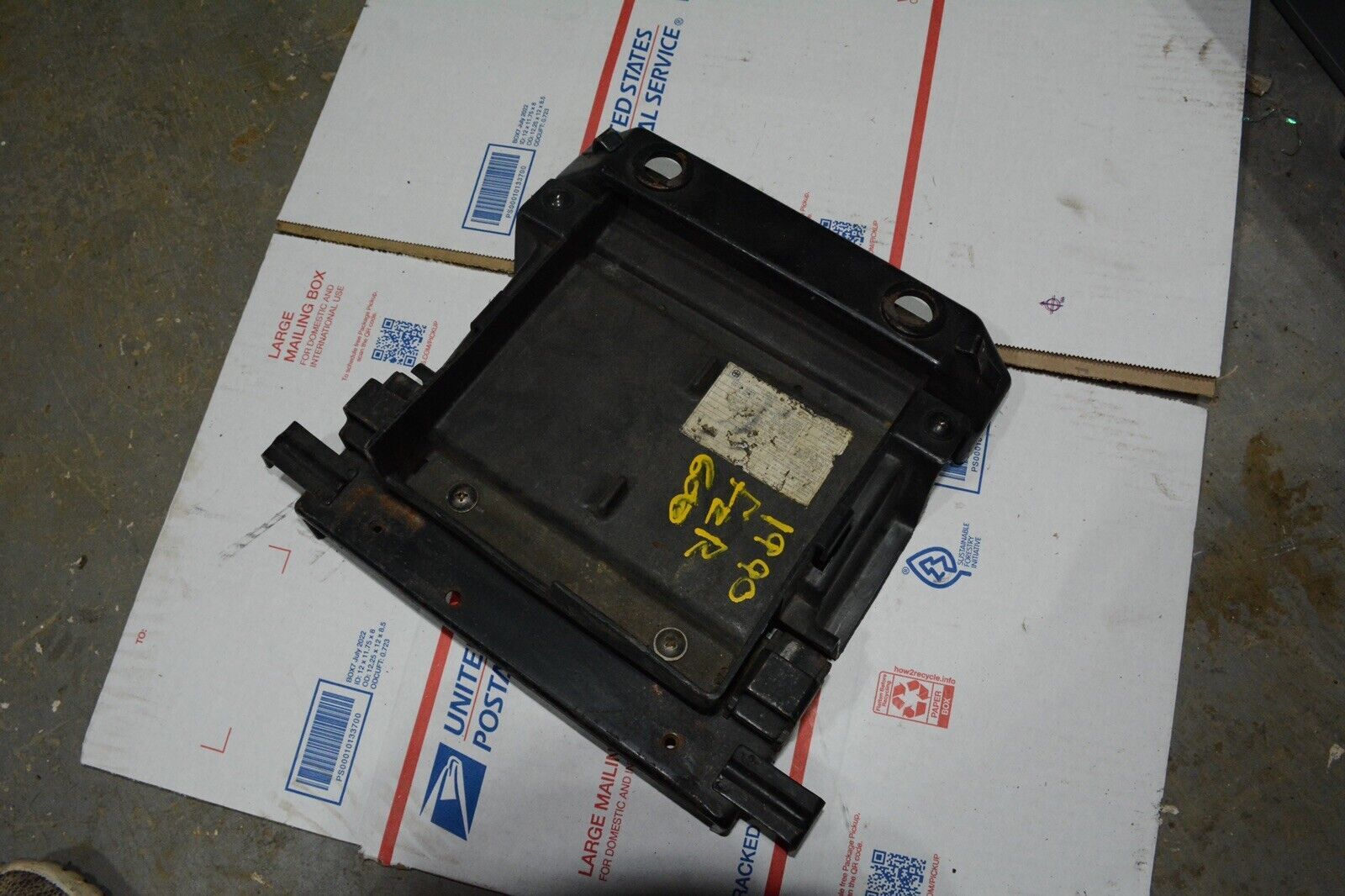 90 yamaha  fzr 600 rear fender tray