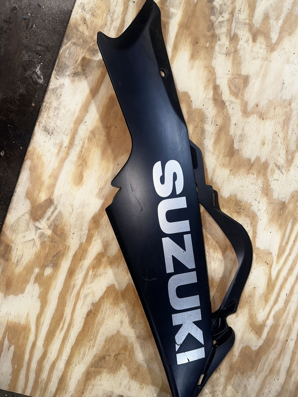 06 07 Suzuki GSXR 600 750 Black Right Lower Belly Fairing Plastic