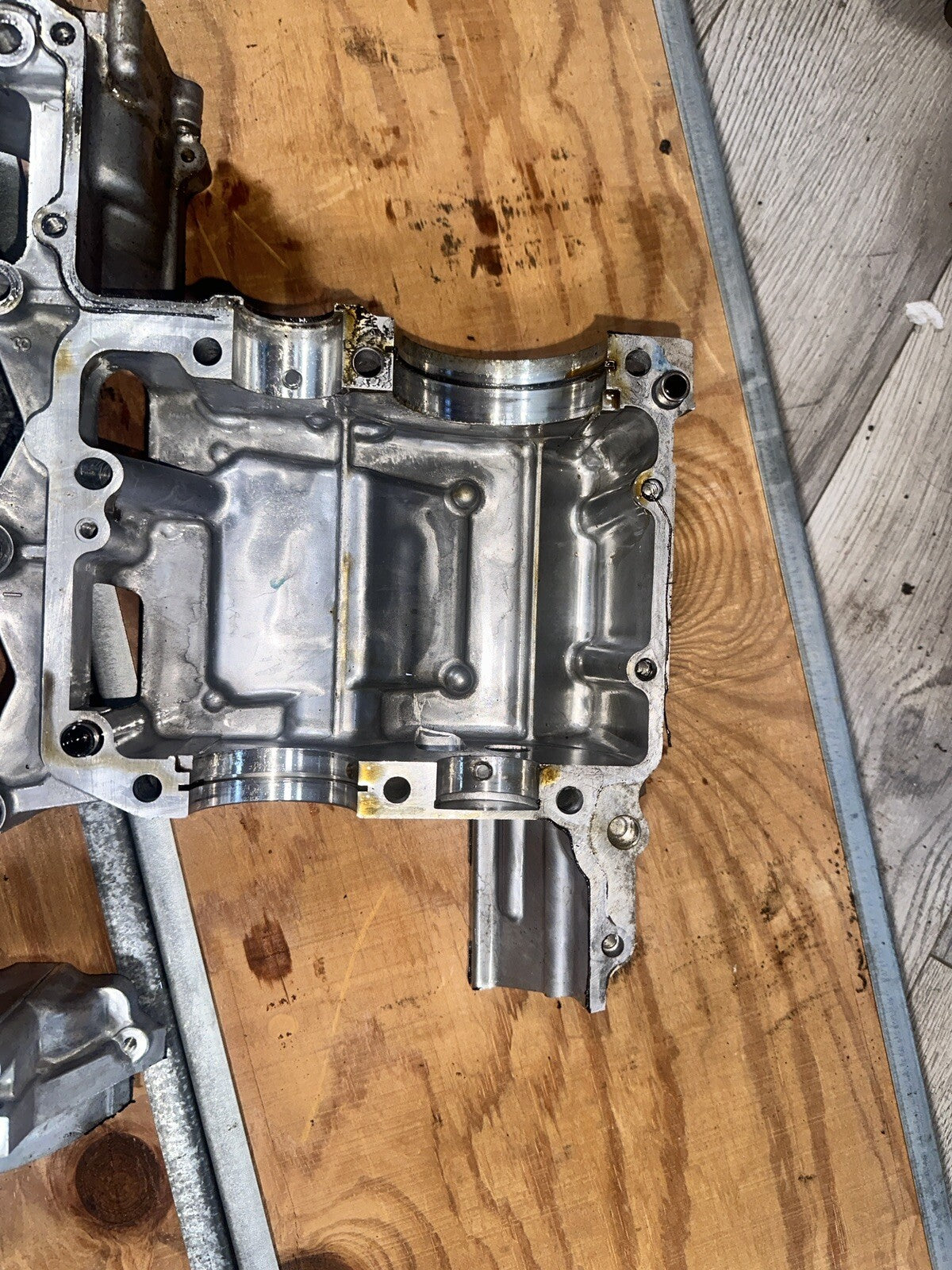02 SUZUKI GSX-R 600 ENGINE MOTOR BLOCK CASING #2 CASE CASES LOWER MIDDLE CASE