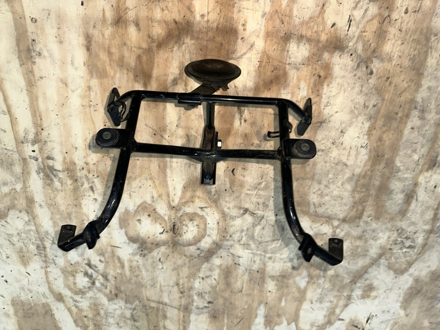 1997 98 SUZUKI BANDIT 1200 FRONT MAIN STAY BRACKET W/ HORN 97
