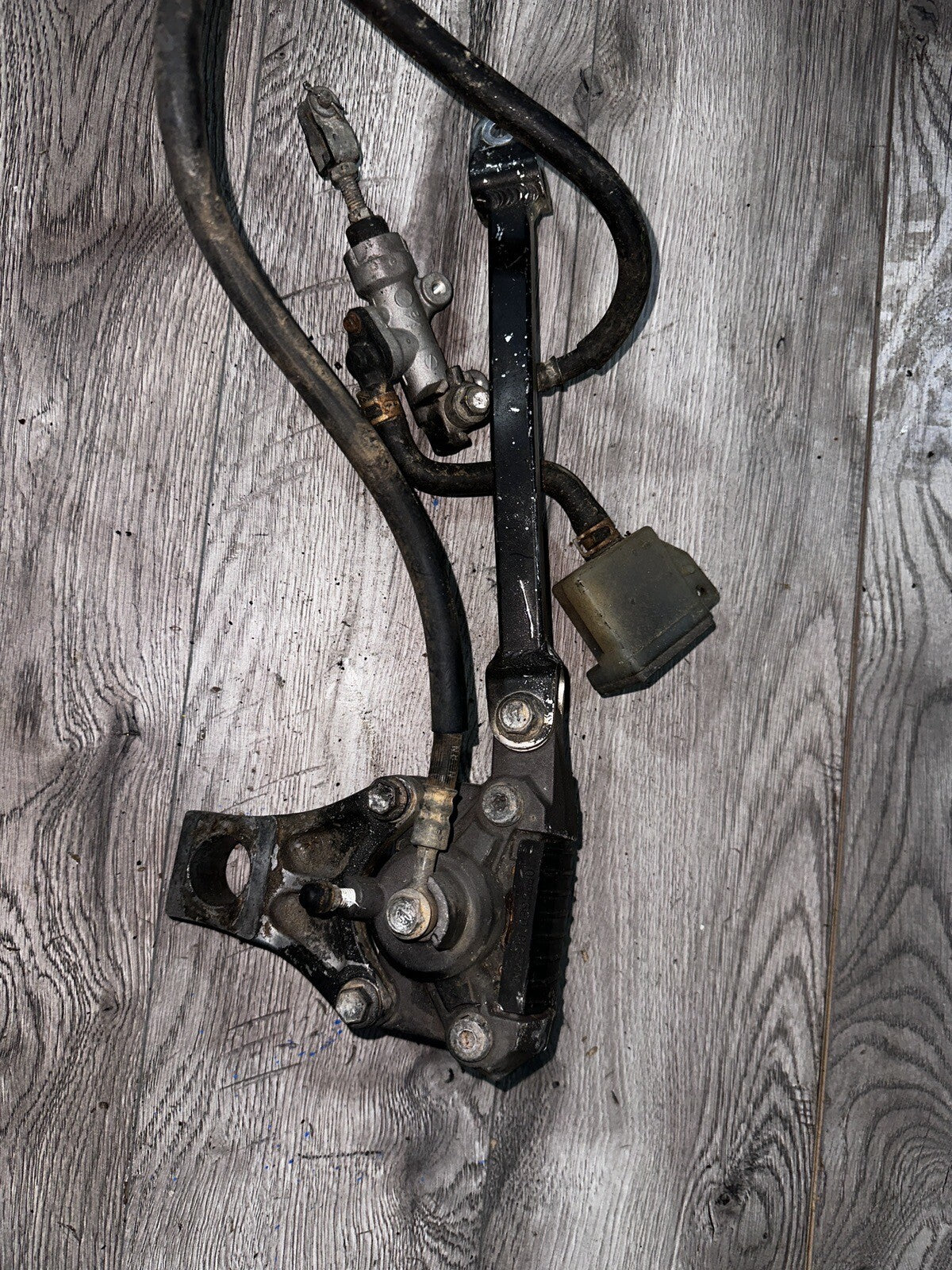1998 SUZUKI GSXR750 REAR BACK BRAKE CALIPER W/ MASTER