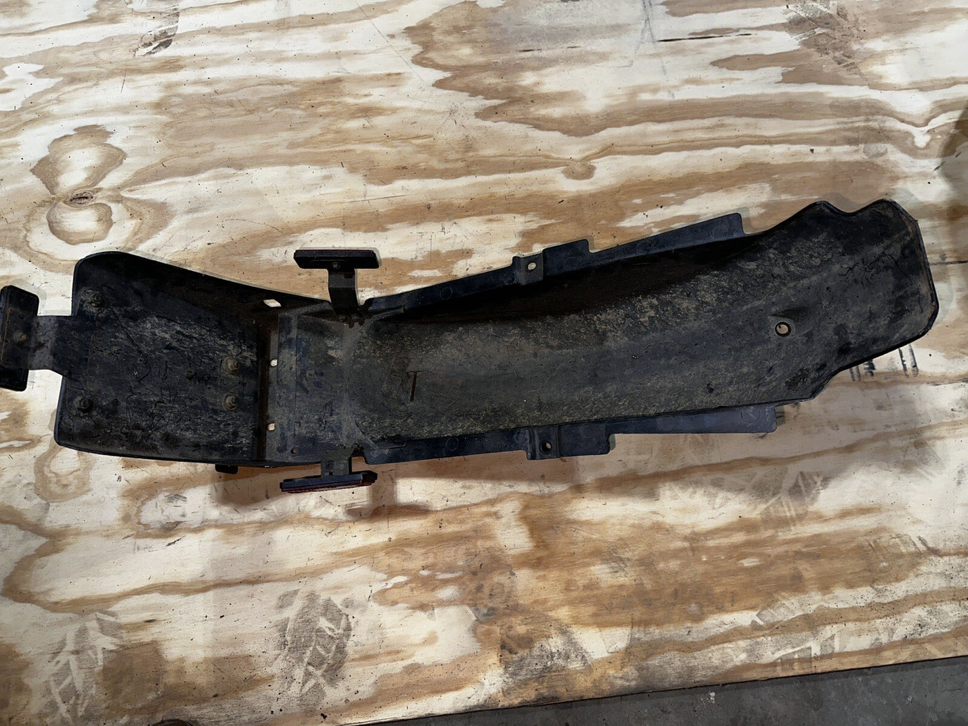 1993 SUZUKI GS500E REAR BACK TAIL UNDERTAIL BATTERY TRAY PLASTIC