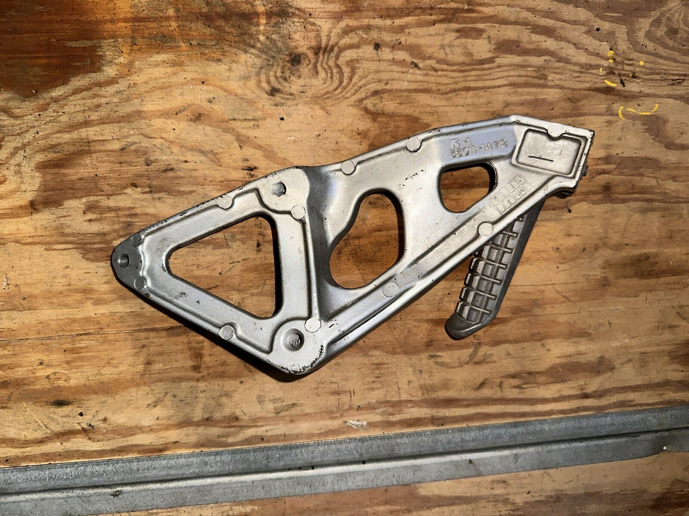 89-90 KAWASAKI ZX750-H ZX750 NINJA ZX7 ZX-7 750 LEFT LH REAR FOOTPEG PEG & MOUNT