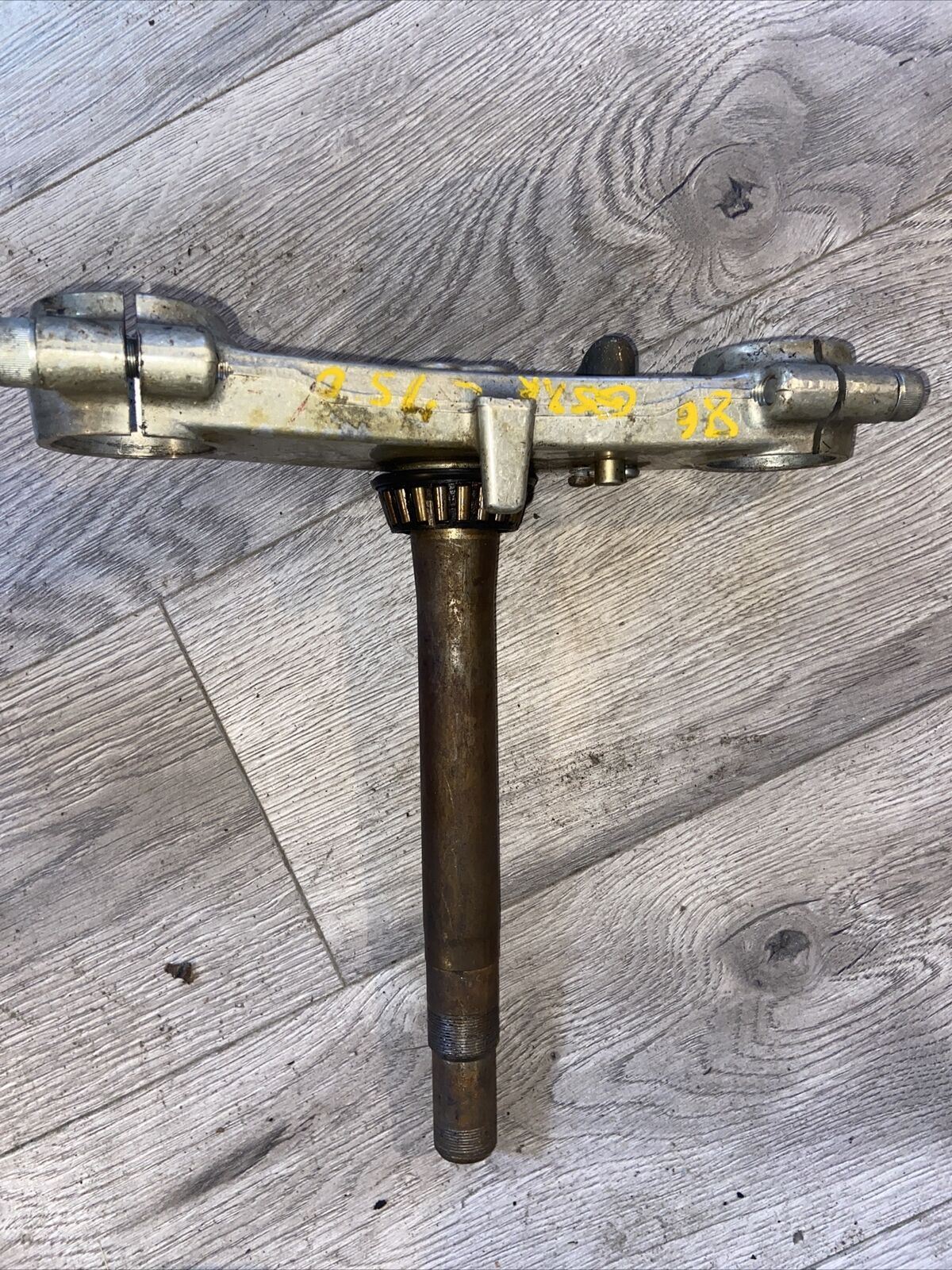 86 Suzuki GSXR 600 750 Lower Triple Tree Stem Clamp Fork Mount OEM