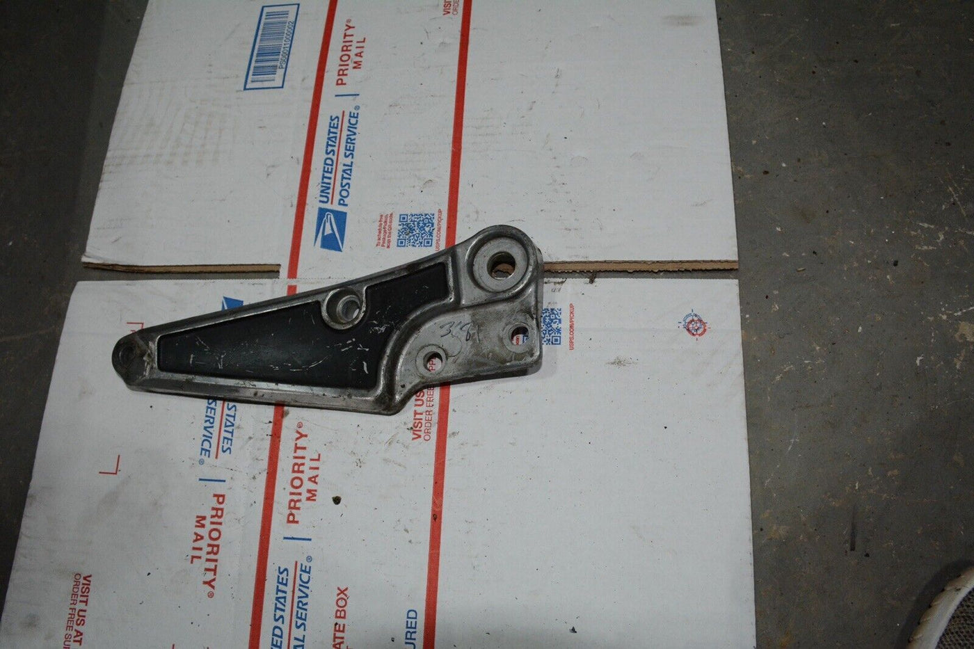 SUZUKI 80 81 82 83 GS1100E GS 1100 Right SIDE FOOT PEG BRACKET MOUNT OEM