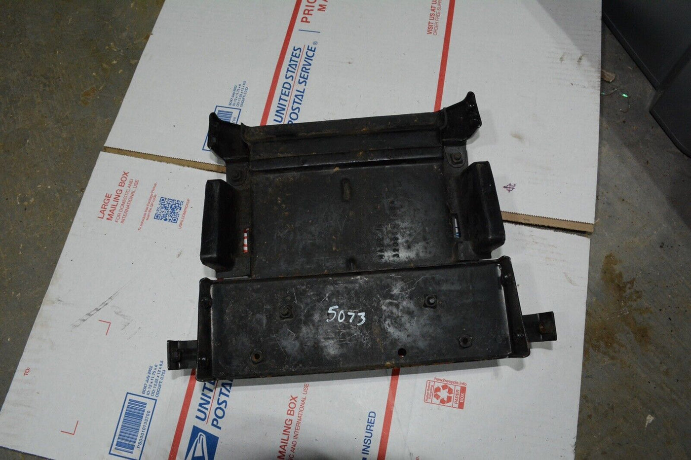 90 yamaha  fzr 600 rear fender tray