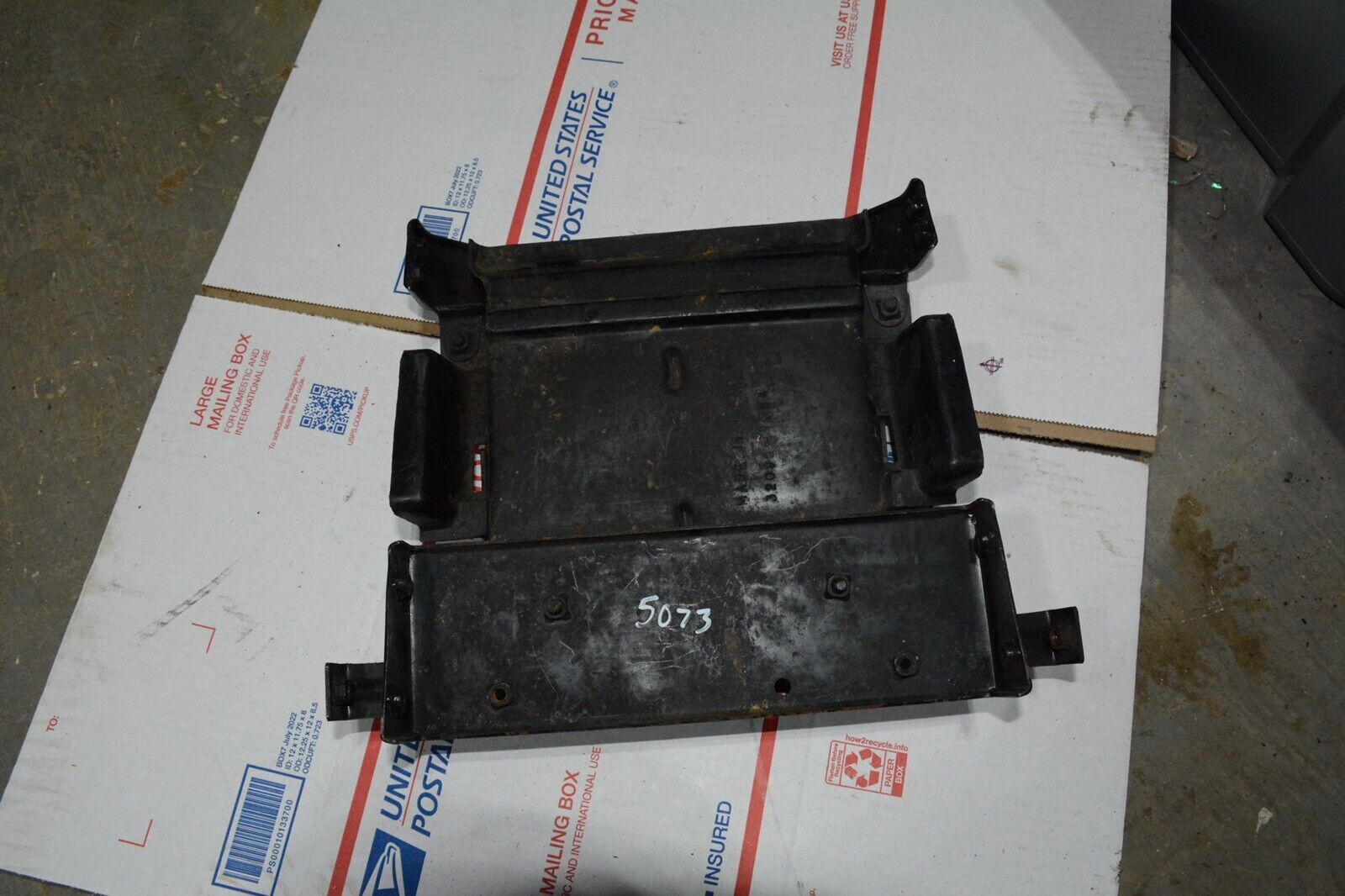 90 yamaha  fzr 600 rear fender tray