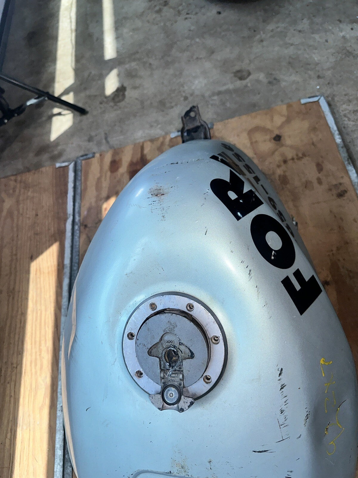 91-92 KAWASAKI NINJA ZX7R ZX750 GAS TANK FUEL CELL PETROL RESERVOIR