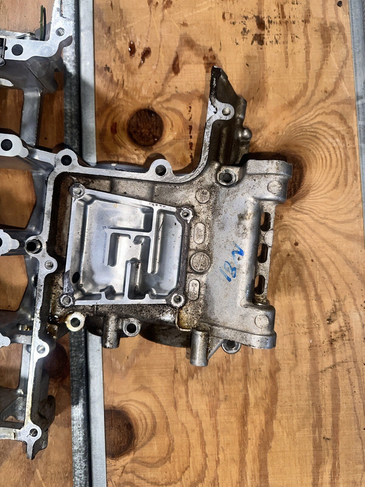 02 SUZUKI GSX-R 600 ENGINE MOTOR BLOCK CASING #2 CASE CASES LOWER MIDDLE CASE