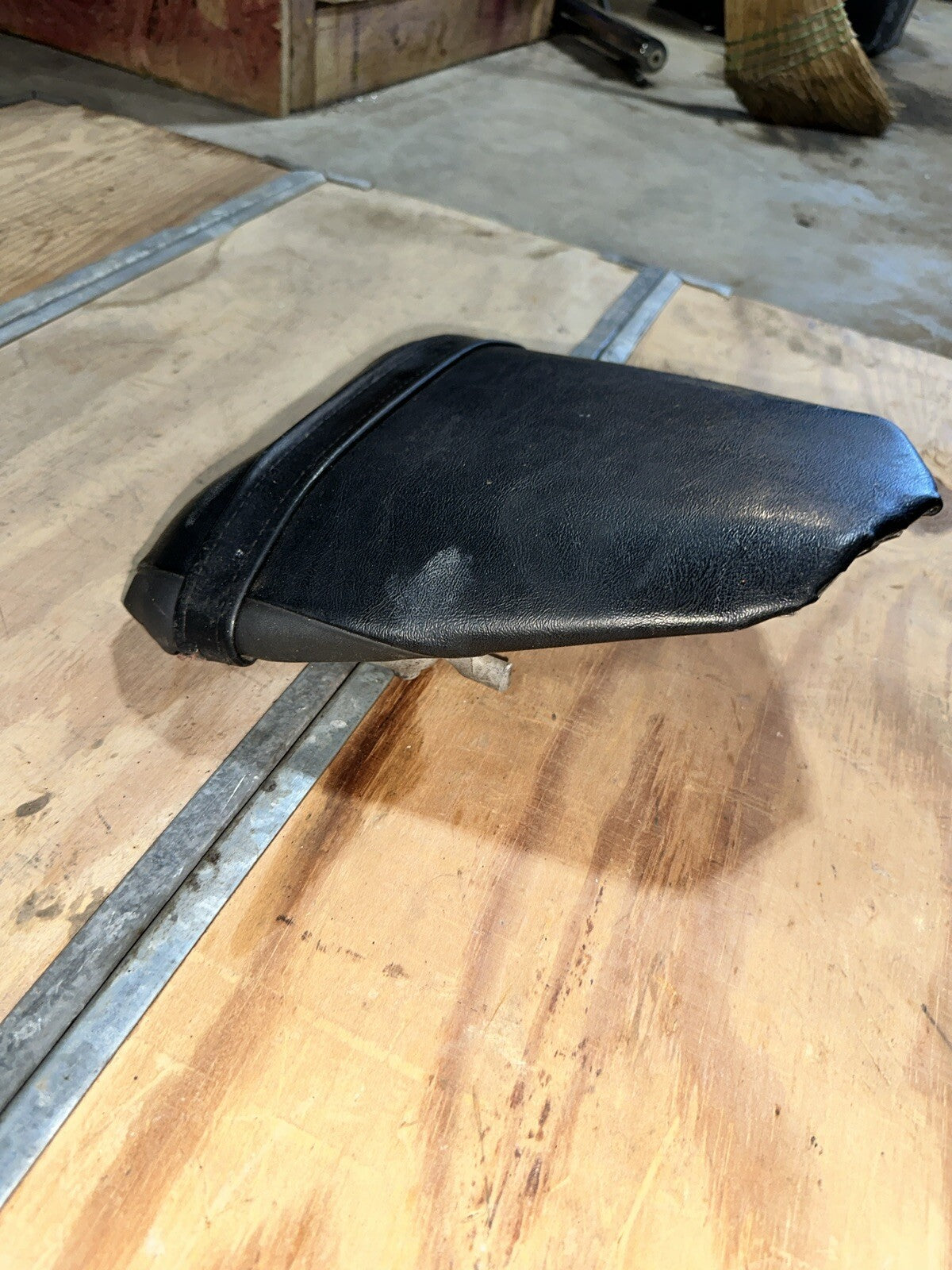 08-16 YAMAHA YZF R6  REAR BACK PASSENGER TANDEM SEAT SADDLE PILLION