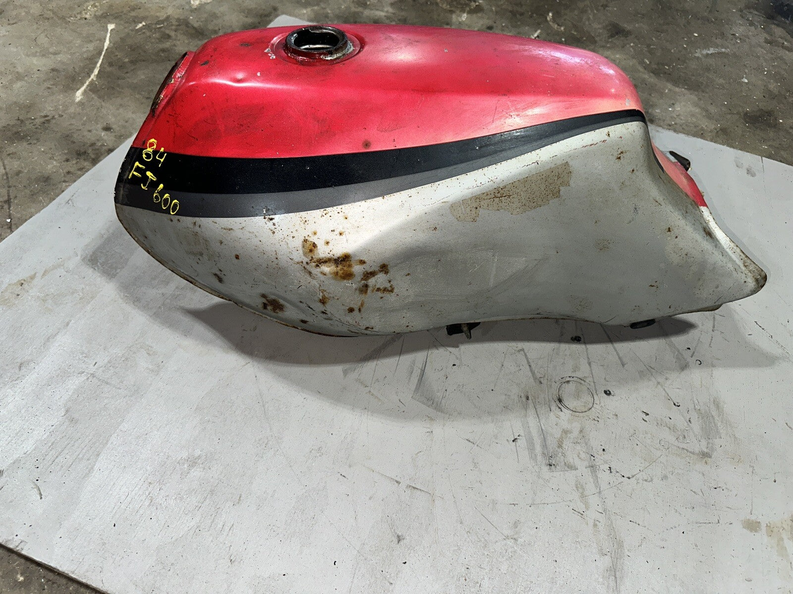 1984 1985 Yamaha FJ600 FJ 600 OEM Gas Fuel Tank 33M-24110-00-09