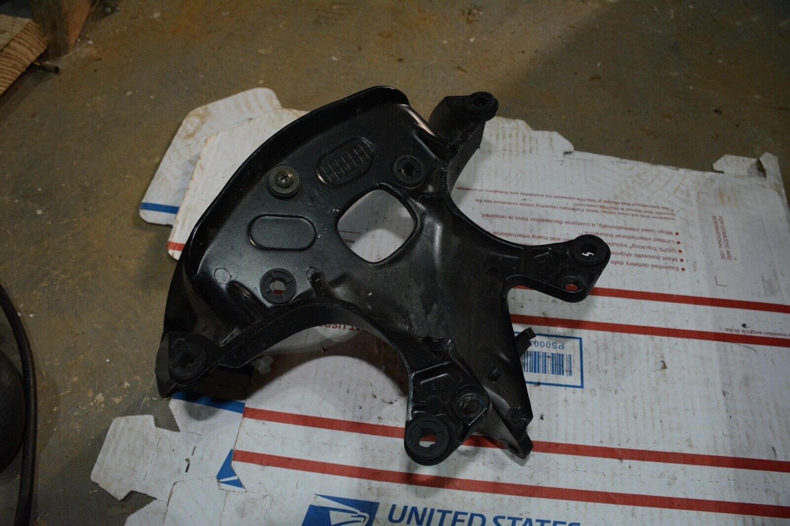 01-02 YZF R6 FRONT UPPER FAIRING GAUGE STAY BRACKET MOUNT HOLDER