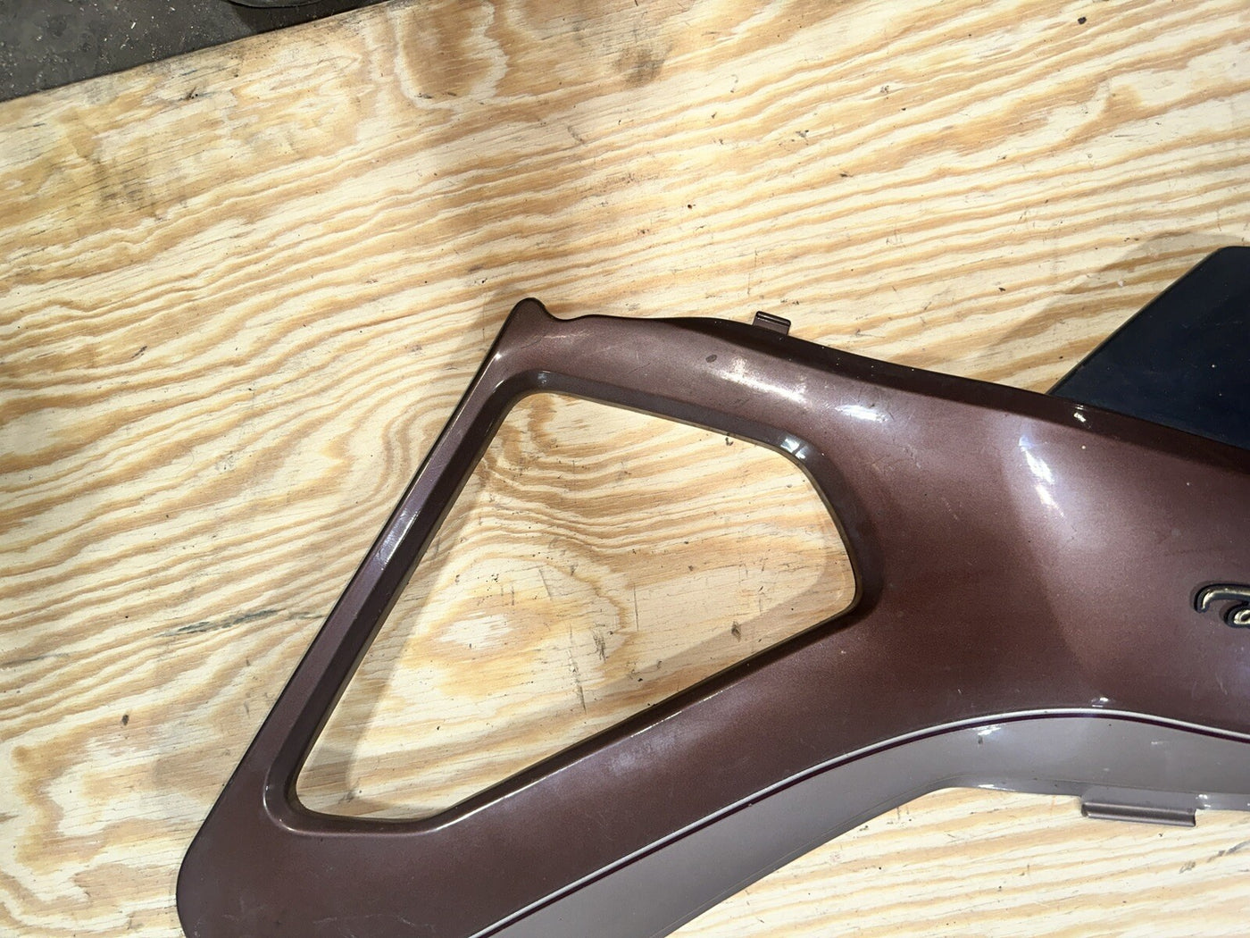 83-85 YAMAHA VENTURE ROYALE XVZ1200D RIGHT MID SIDE FAIRING COWL PLASTIC COVER