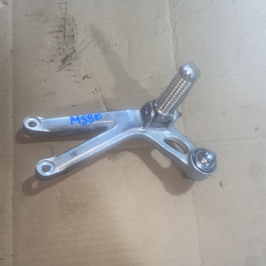 1999 YAMAHA YZF600 R6 RIGHT HAND REAR FOOT REST / HANGER / PEG
