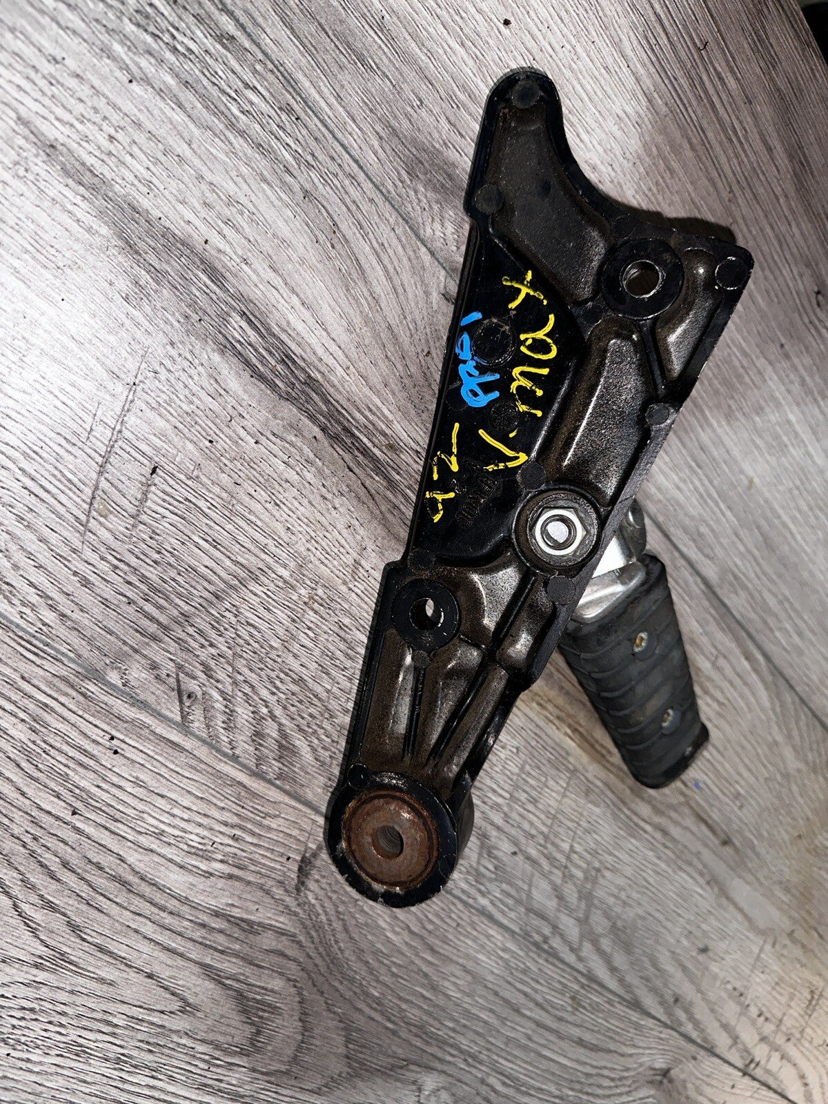 Yamaha V-Max 1200 VMX12 Right Rear Passenger Footrest Foot Peg & Mount Bracket