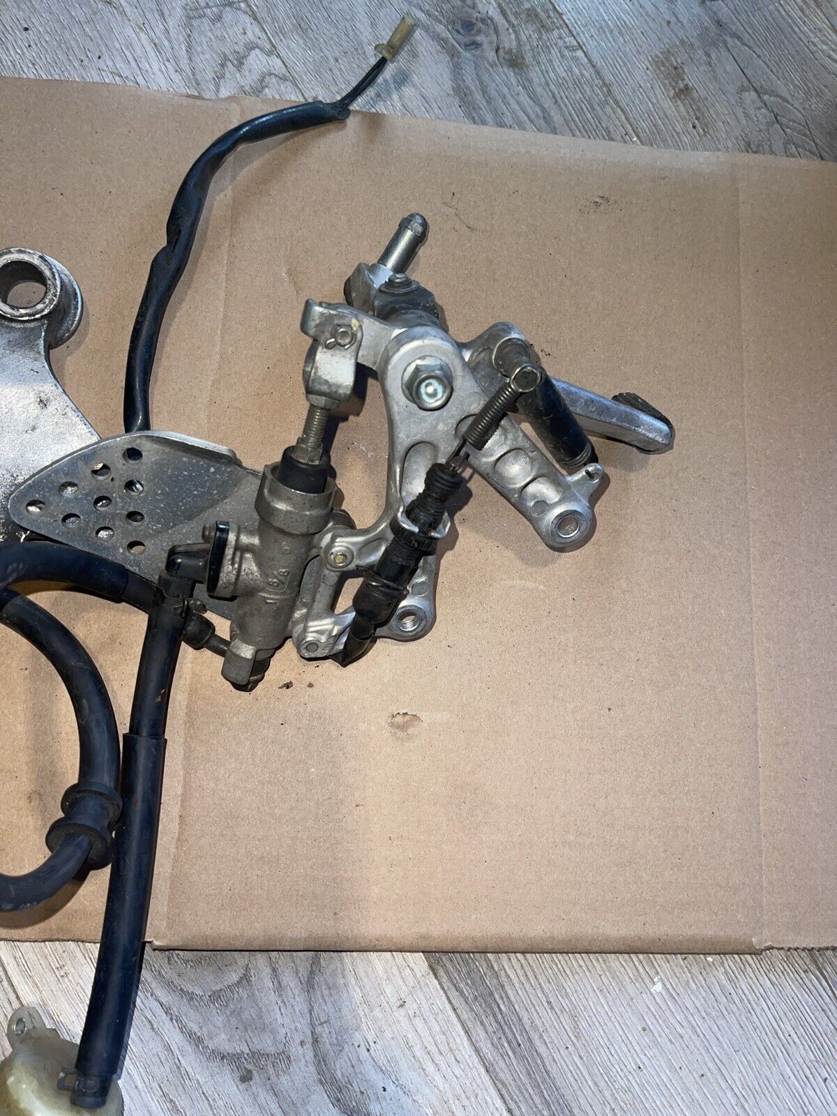 00 01 Honda CBR929 CBR 929 Rear Brake Caliper Mount Bracket Back OEM 2001