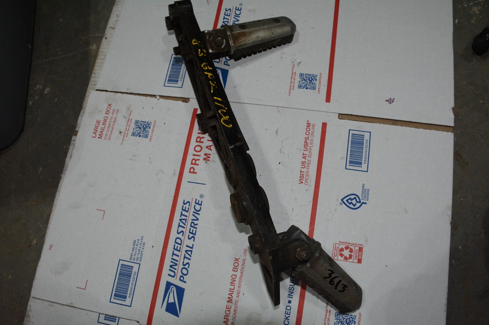 1984 83 84 Kawasaki GPZ 1100 ZX1100 OEM Left Foot Rest Bracket Pegs Assembly