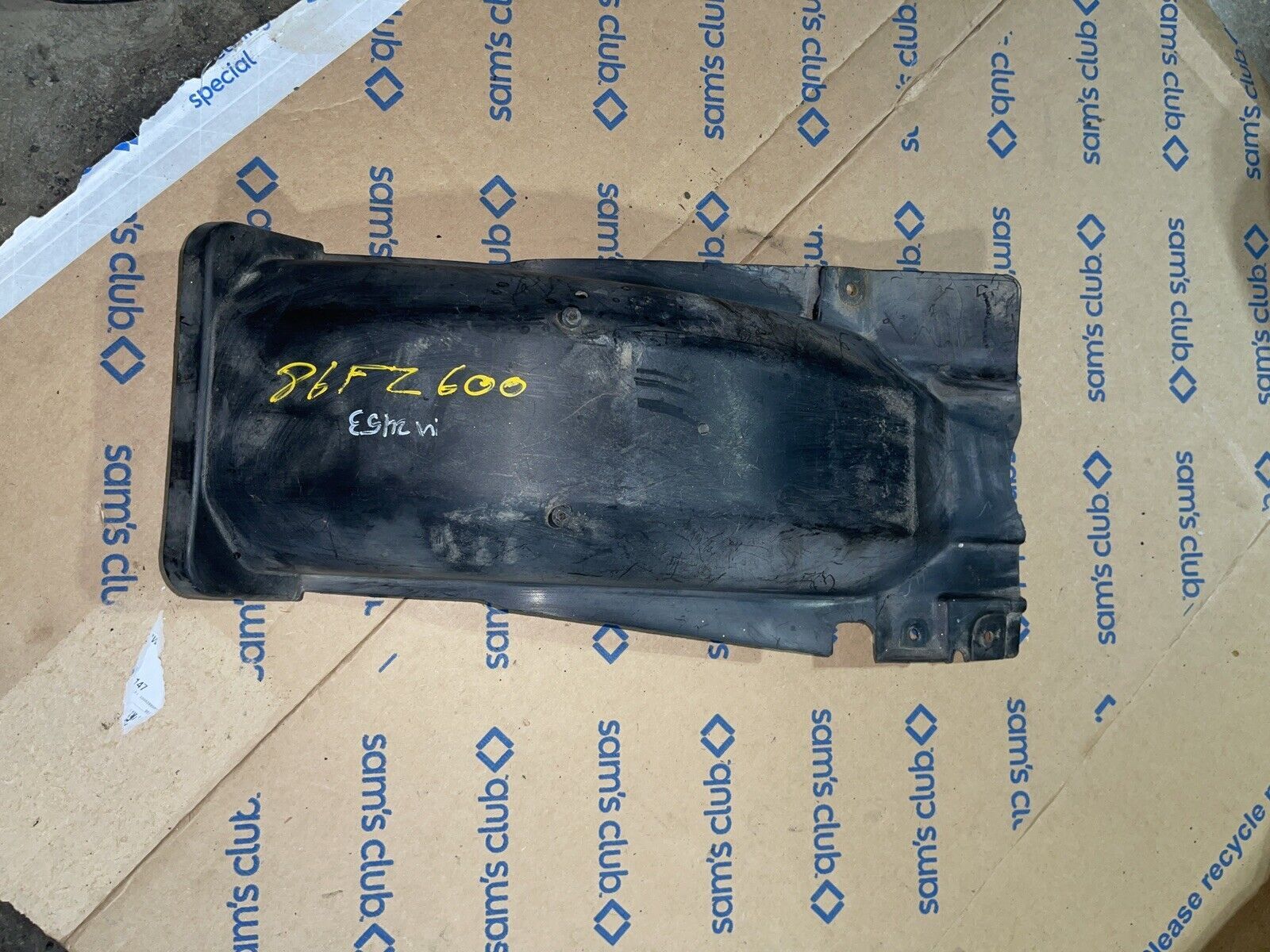 YAMAHA FJ600 FZ600 FZ600U OEM REAR BACK FENDER MUD GUARD 33M-21629-00-00 MY52