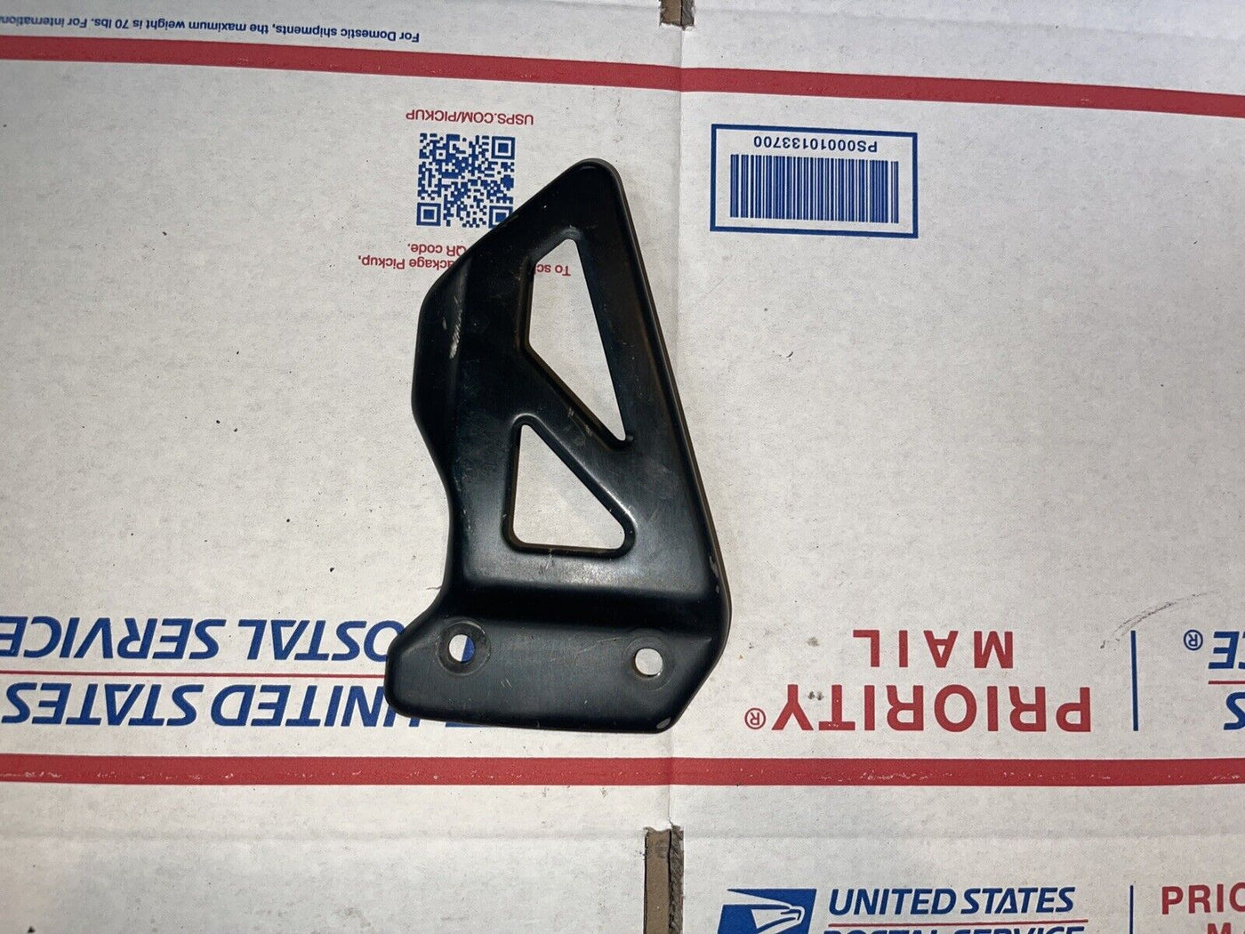 01 02 SUZUKI GSXR 1000 K1 RIGHT FOOT PEG REST HEEL PLATE BRACKET GUARD OEM