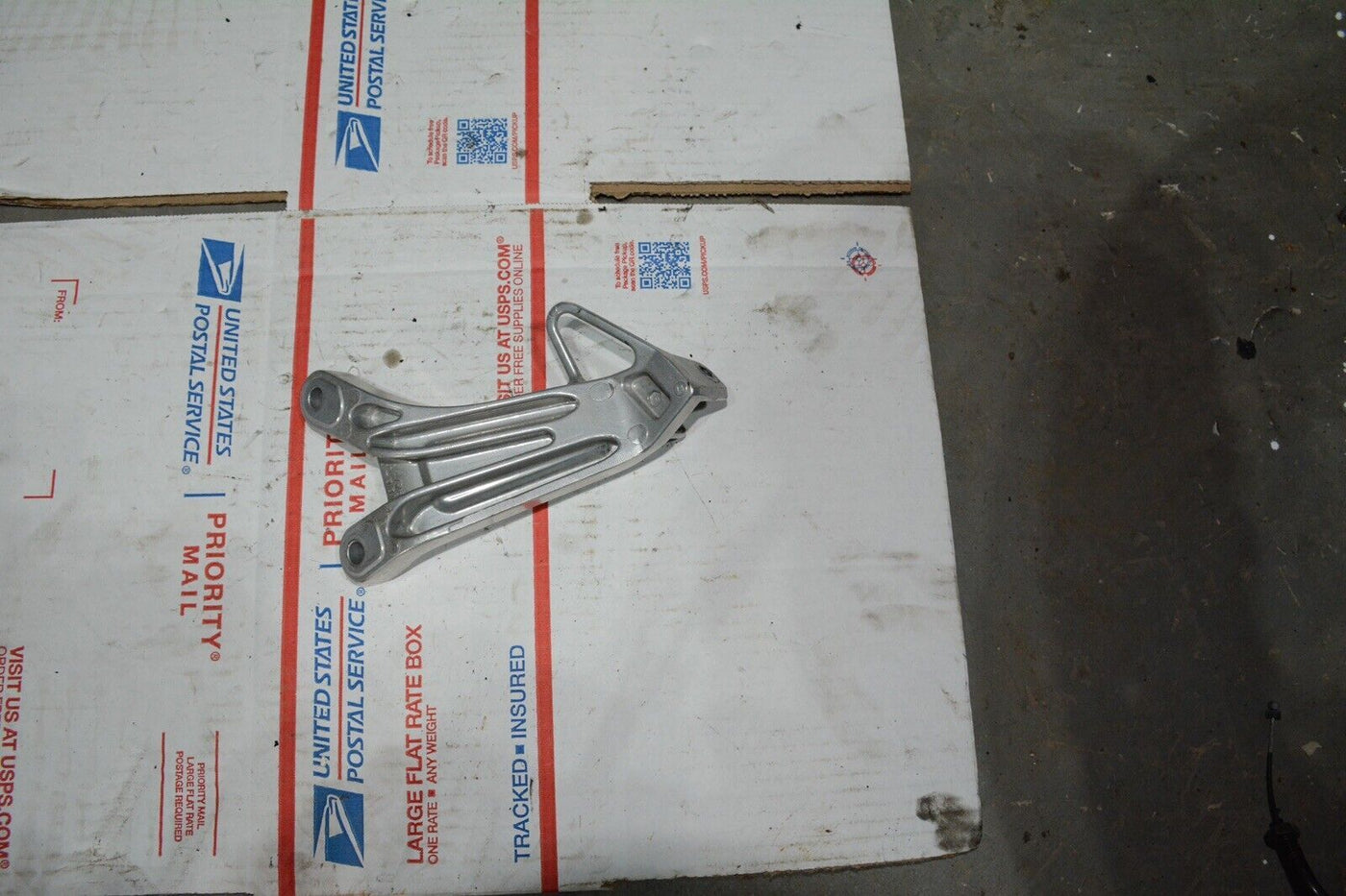 03 04 Honda CBR600 RR Rear Right Passenger Foot Peg Rest & Mount