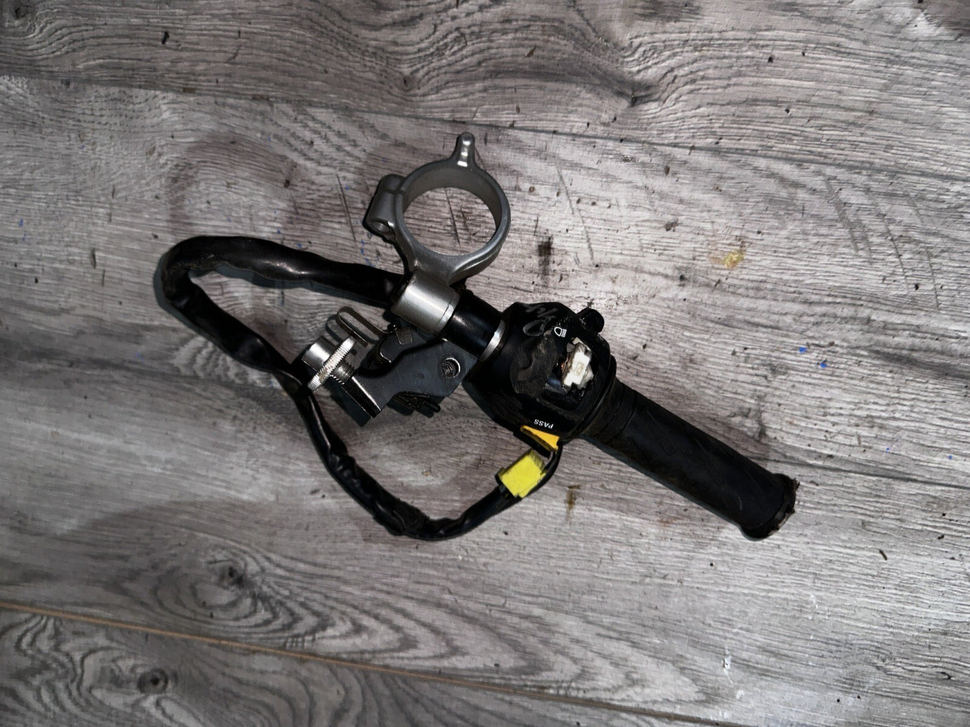 03 - 04 SUZUKI GSXR1000 GSXR 1000 LEFT HANDLEBAR HOLDER BAR MOUNT OEM Switch