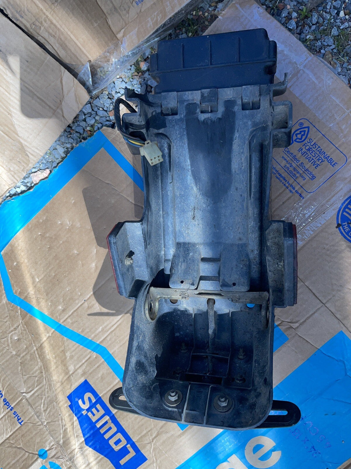 YAMAHA  FZ600 1988 FZ600U OEM REAR BACK TAIL UNDERTAIL BATTERY TRAY PLASTIC
