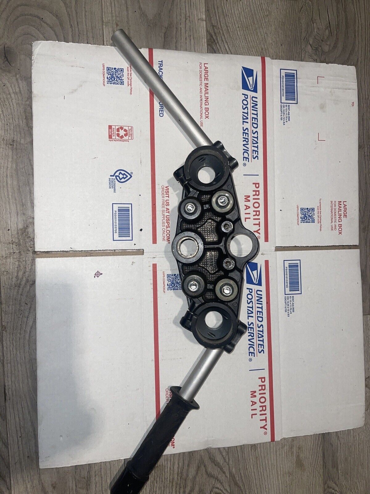 00 SUZUKI HAYABUSA GSX1300R UPPER TREE CLAMP HANDLEBAR MOUNT 05 04 03 02 99 07