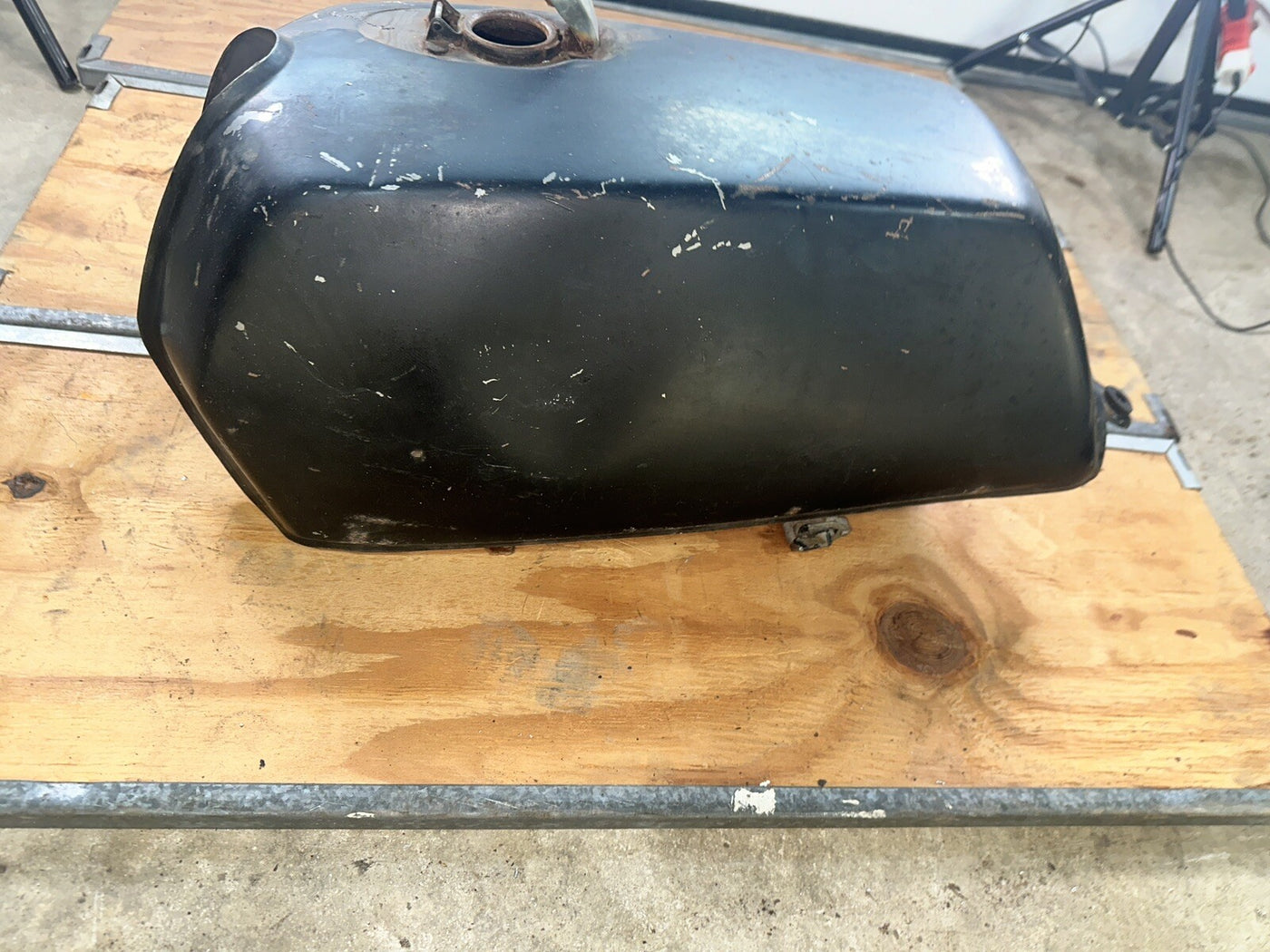 1976 1977 Yamaha XS500 XS 500 OEM Fuel Gas Tank 1A8-24110-01-09