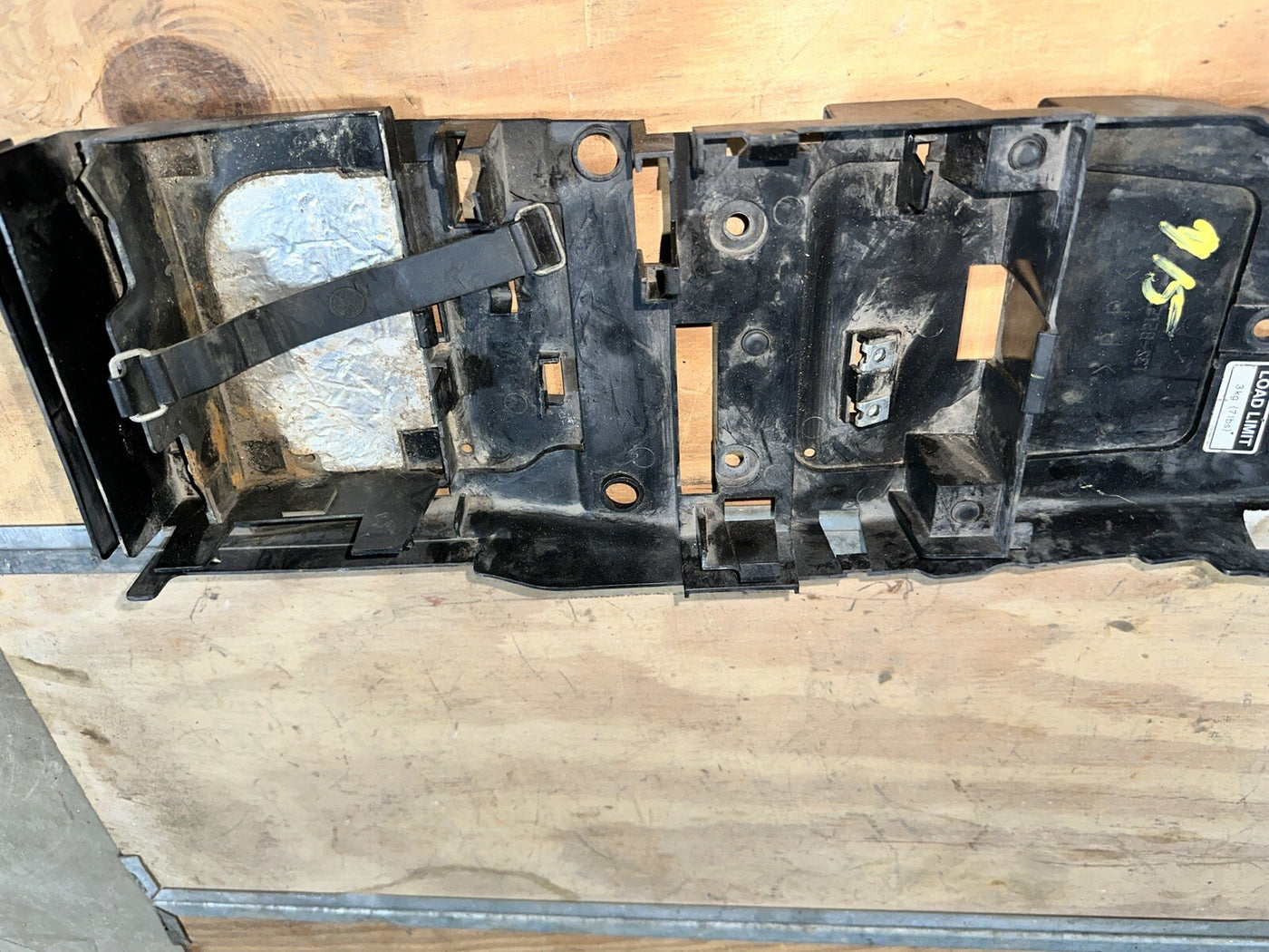 08-16 YAMAHA YZF R6 OEM REAR BACK TAIL UNDERTAIL BATTERY TRAY PLASTIC